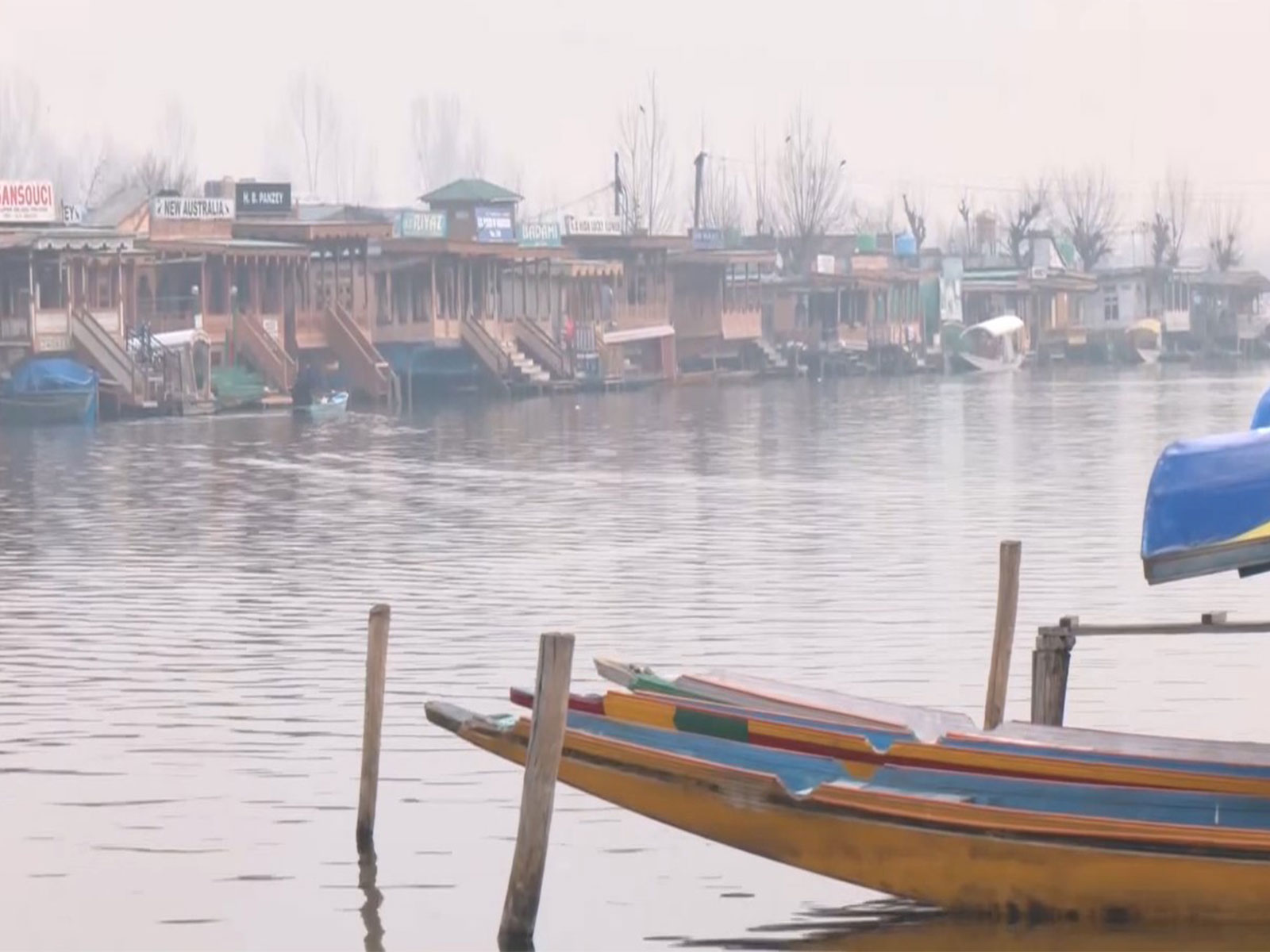 Fog envelops Dal Lake in Srinagar (Photo/ANI)