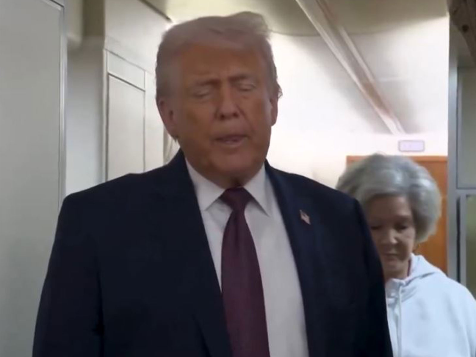 US President Donald Trump on board Air Force One (Photo X/ @RapidResponse47)