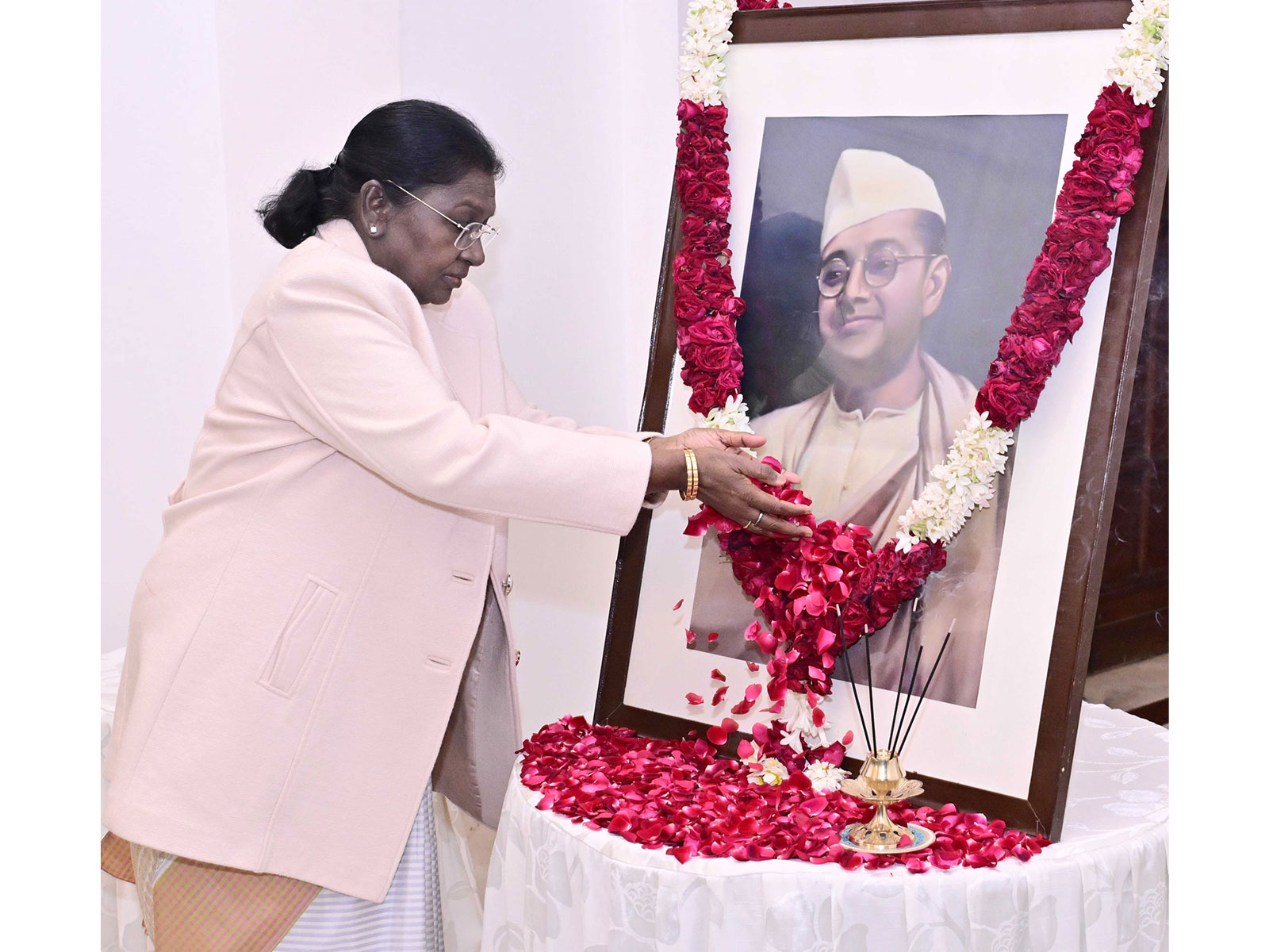 President Droupadi Murmu pays floral tribute to Netaji Subhas Chandra Bose on his 129th birth anniversary (Photo: x/@rashtrapatibhvn)
