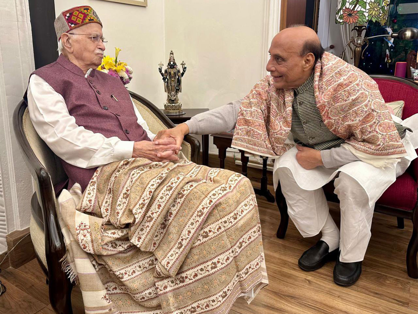 Union Minister Rajnath Singh meets former Deputy PM LK Advani (Photo/@rajnathsingh)