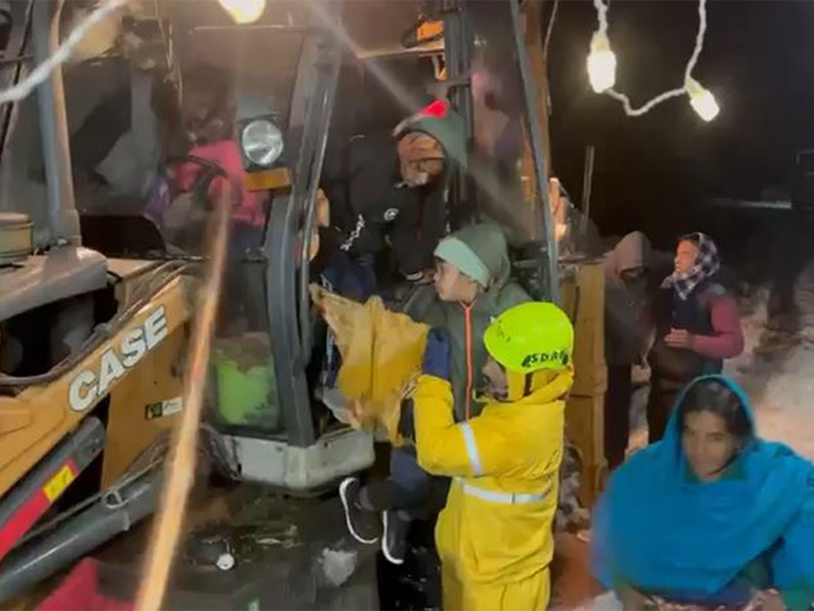 SDRF rescues stranded people as heavy snowfall hits Uttarakhand (Photo/SDRF)