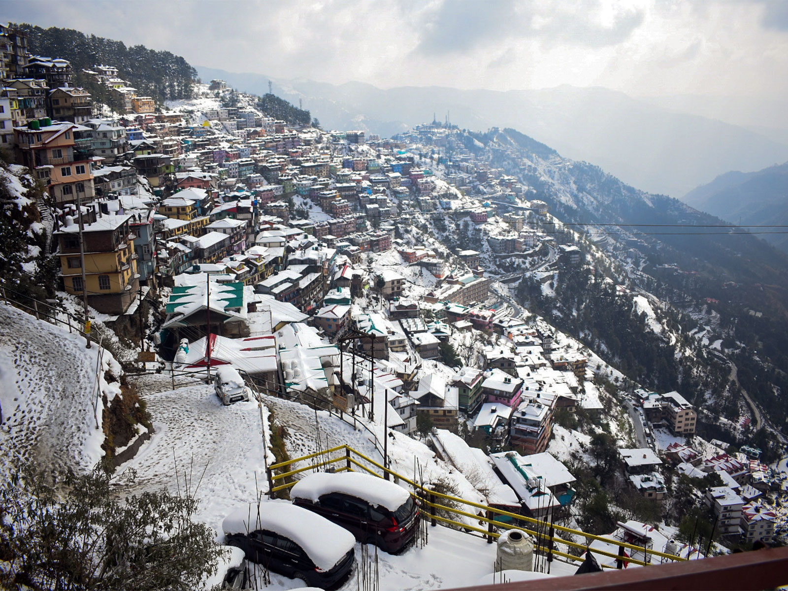 Shimla witnesses a heavy snowfall (Photo/ANI)
