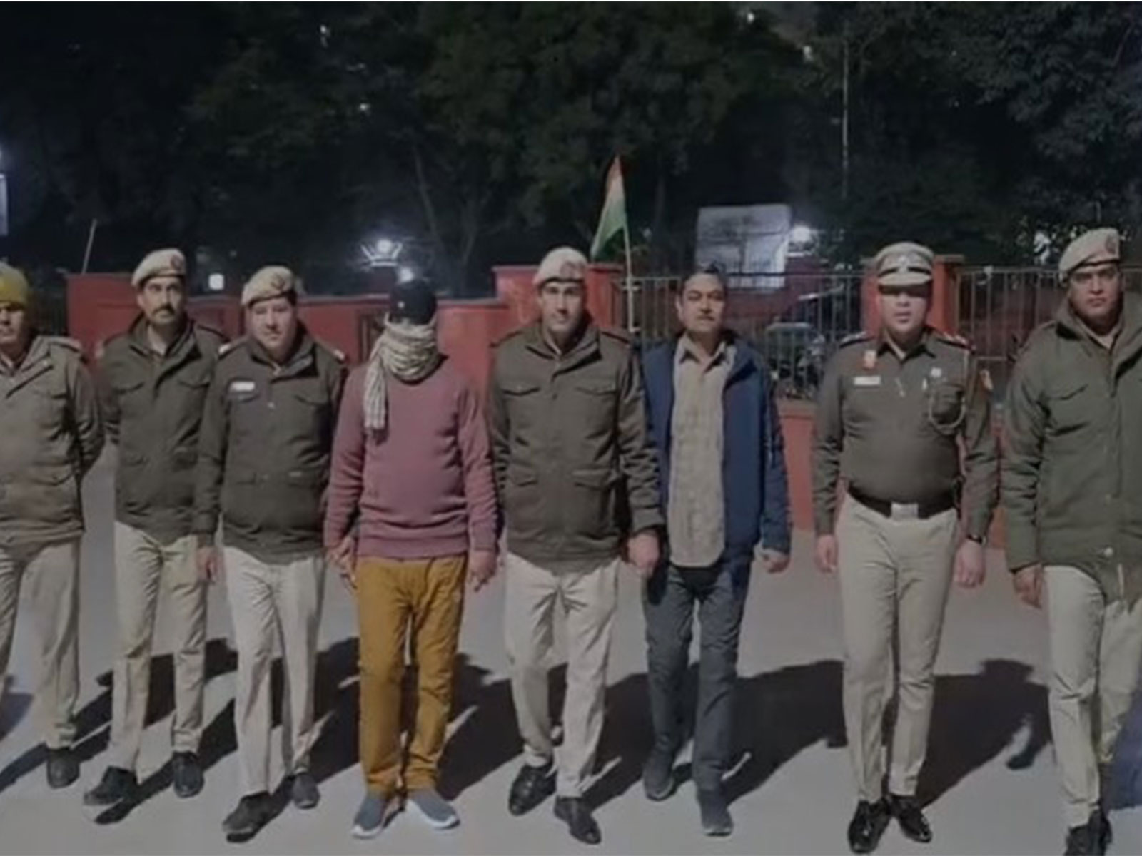 Delhi Police personnel with arrested accused (Photo/ Delhi Police) 