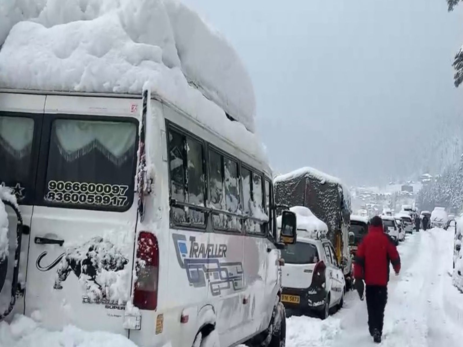 Vehicles lined up in a traffic jam on National Highway in Manali. (Photo/ANI)