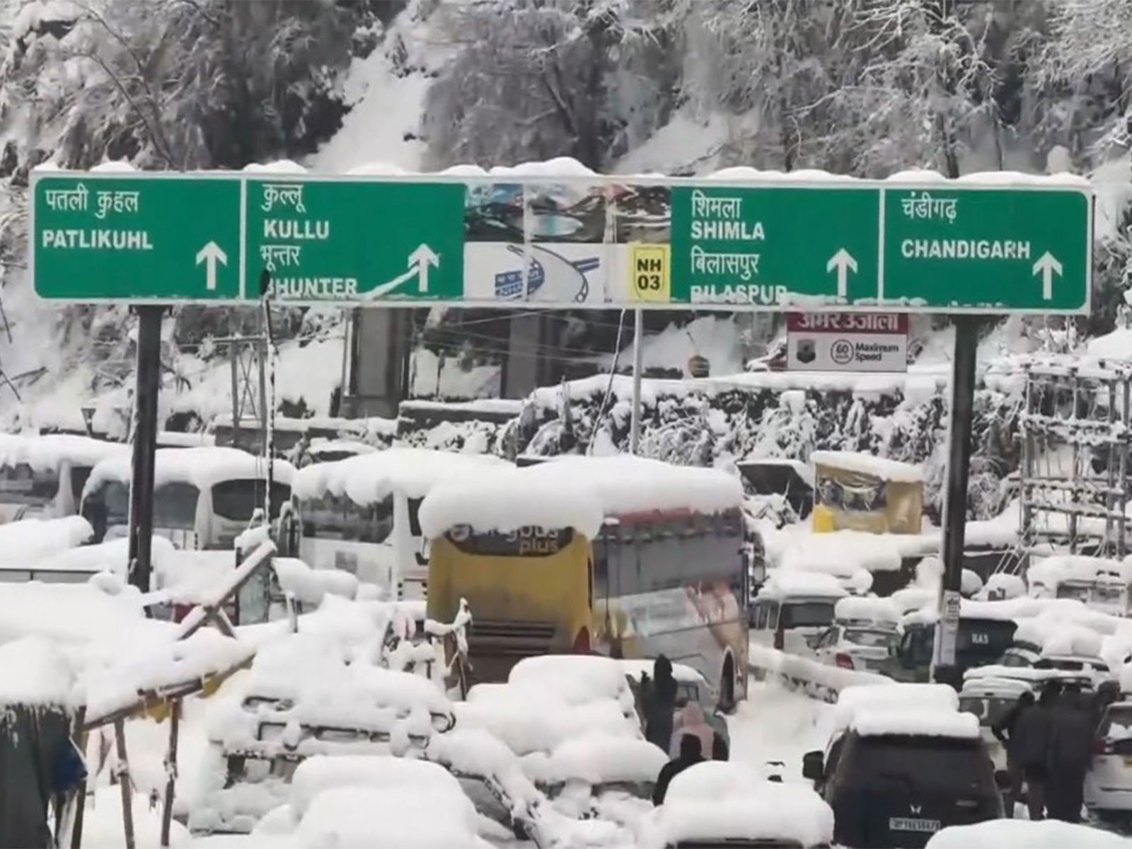 A traffic jam on National Highway in Manali. (Photo/ANI)