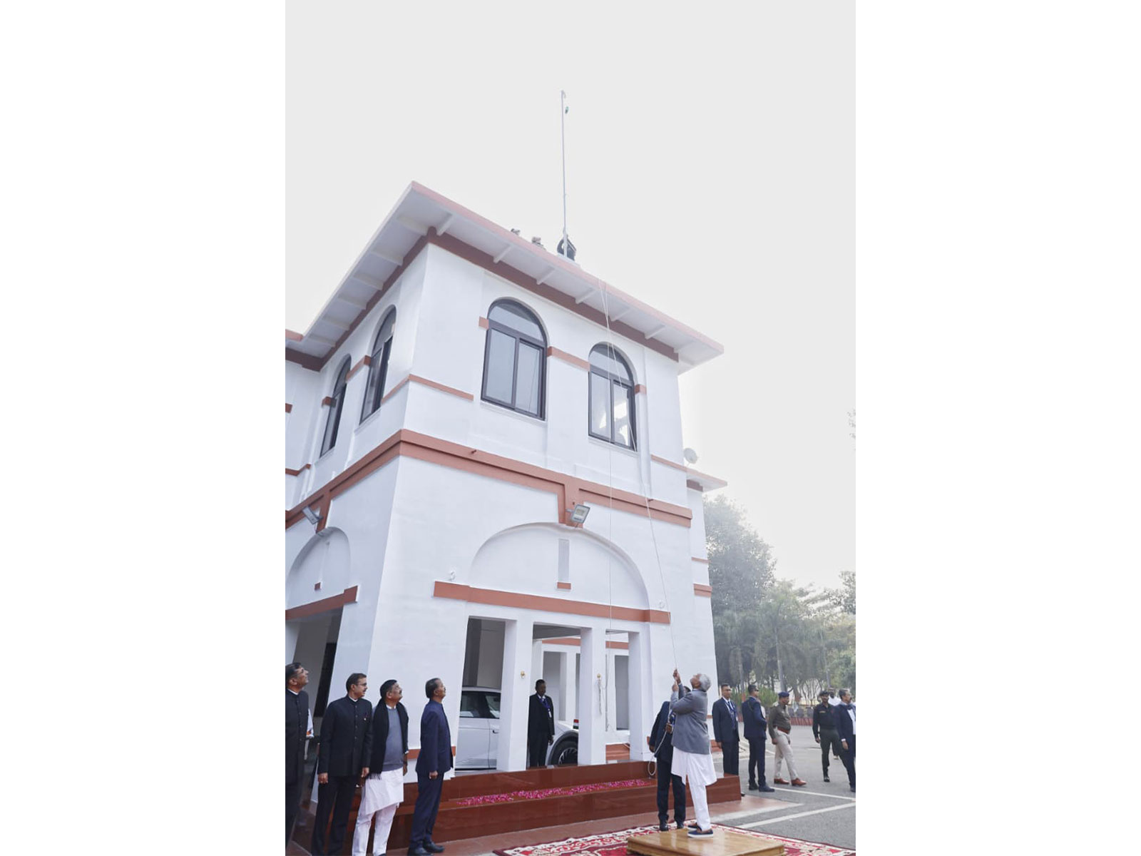 Bihar CM Nitish Kumar unfurled National Flag at his residence (Photo: Bihar CMO)