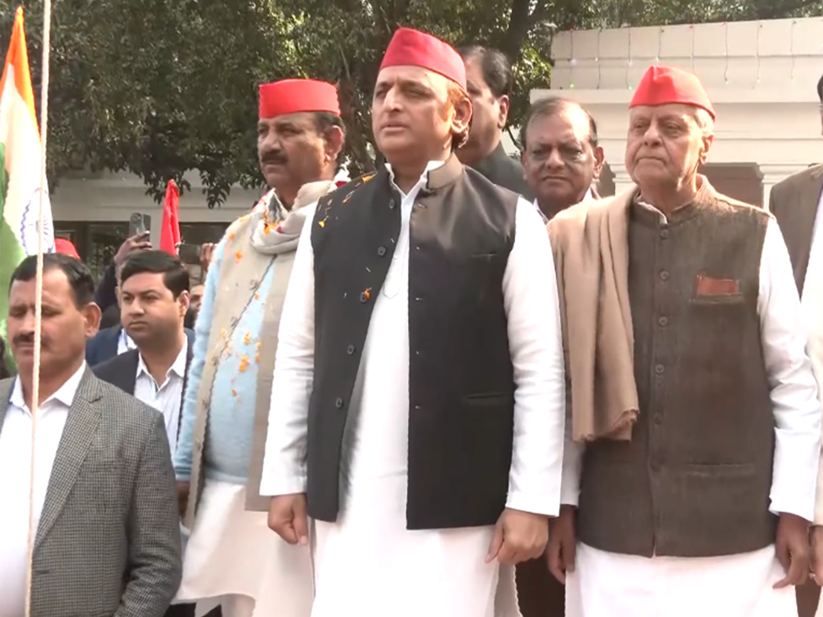 Akhilesh Yadav unfurls flag in Lucknow (Photo/ ANI)