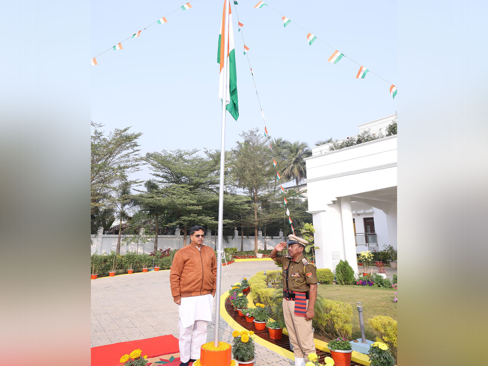 Chief Minister of Tripura unfurls the National Flag (Photo/@DrManikSaha2)
