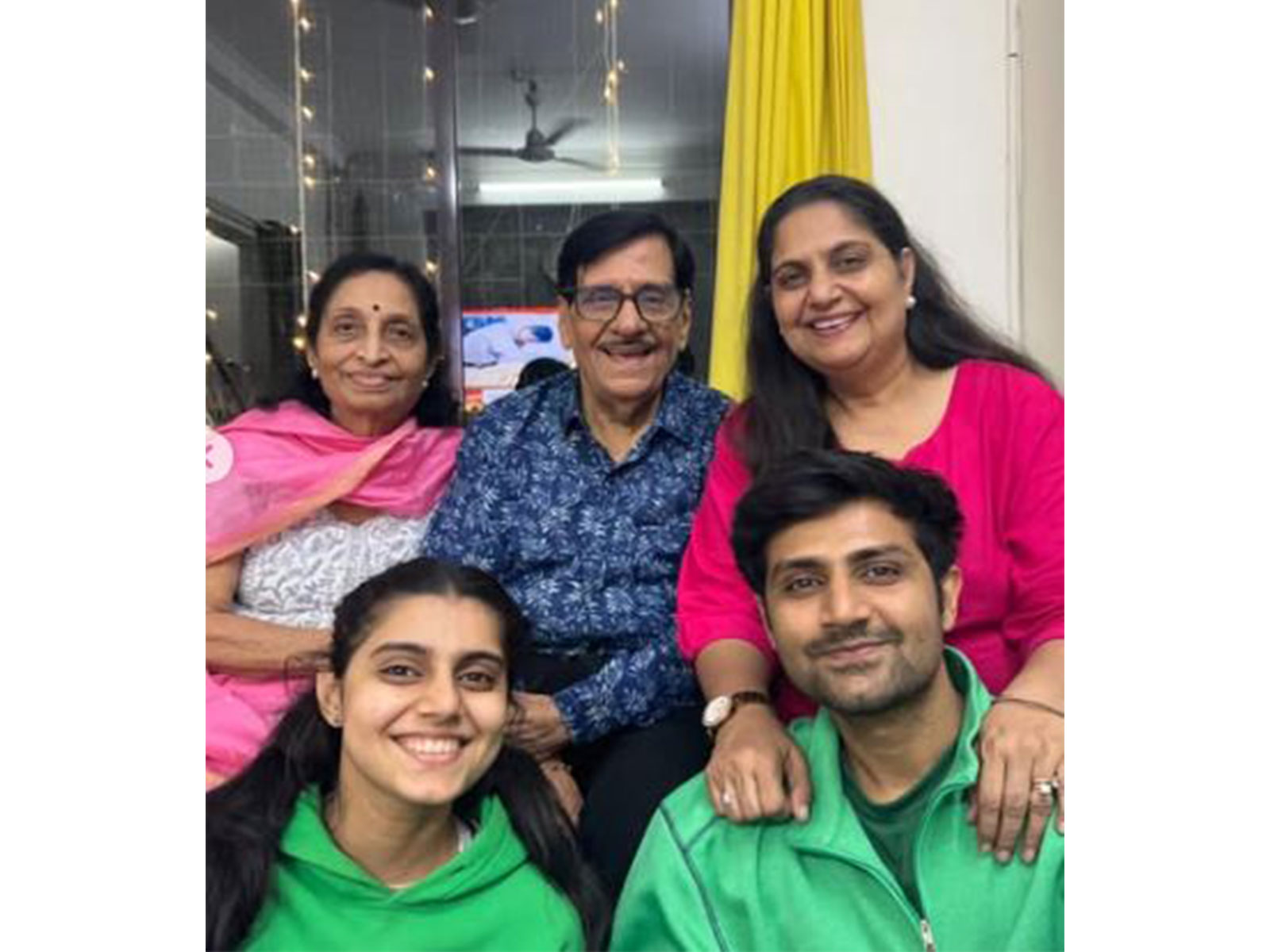 Arvind Vaidya with his family members (Image source: Vandana's Instagram)