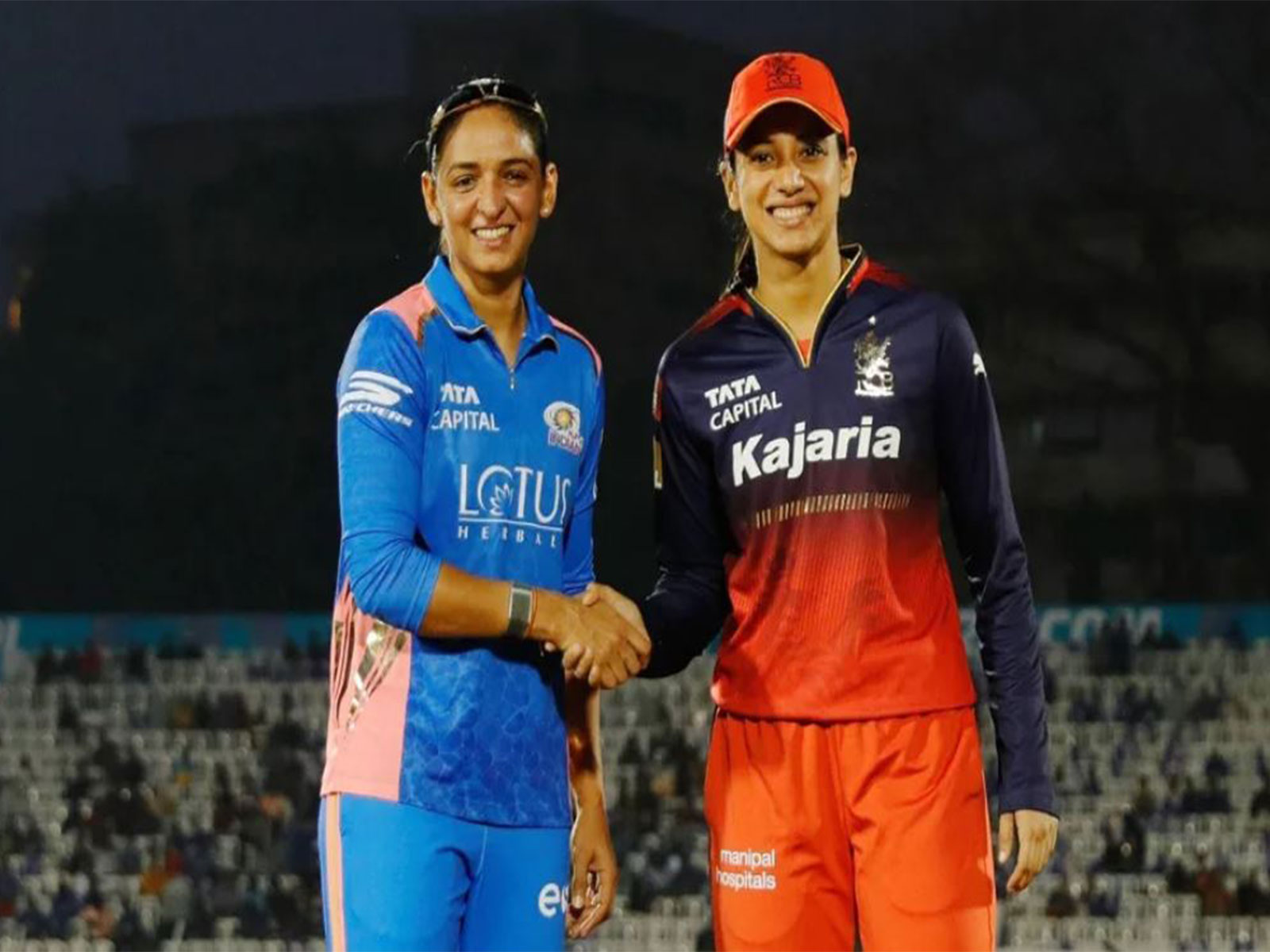 MI skipper Harmanpreet Kaur with RCB skipper Smriti Mandhana. (Photo: WPL official website)