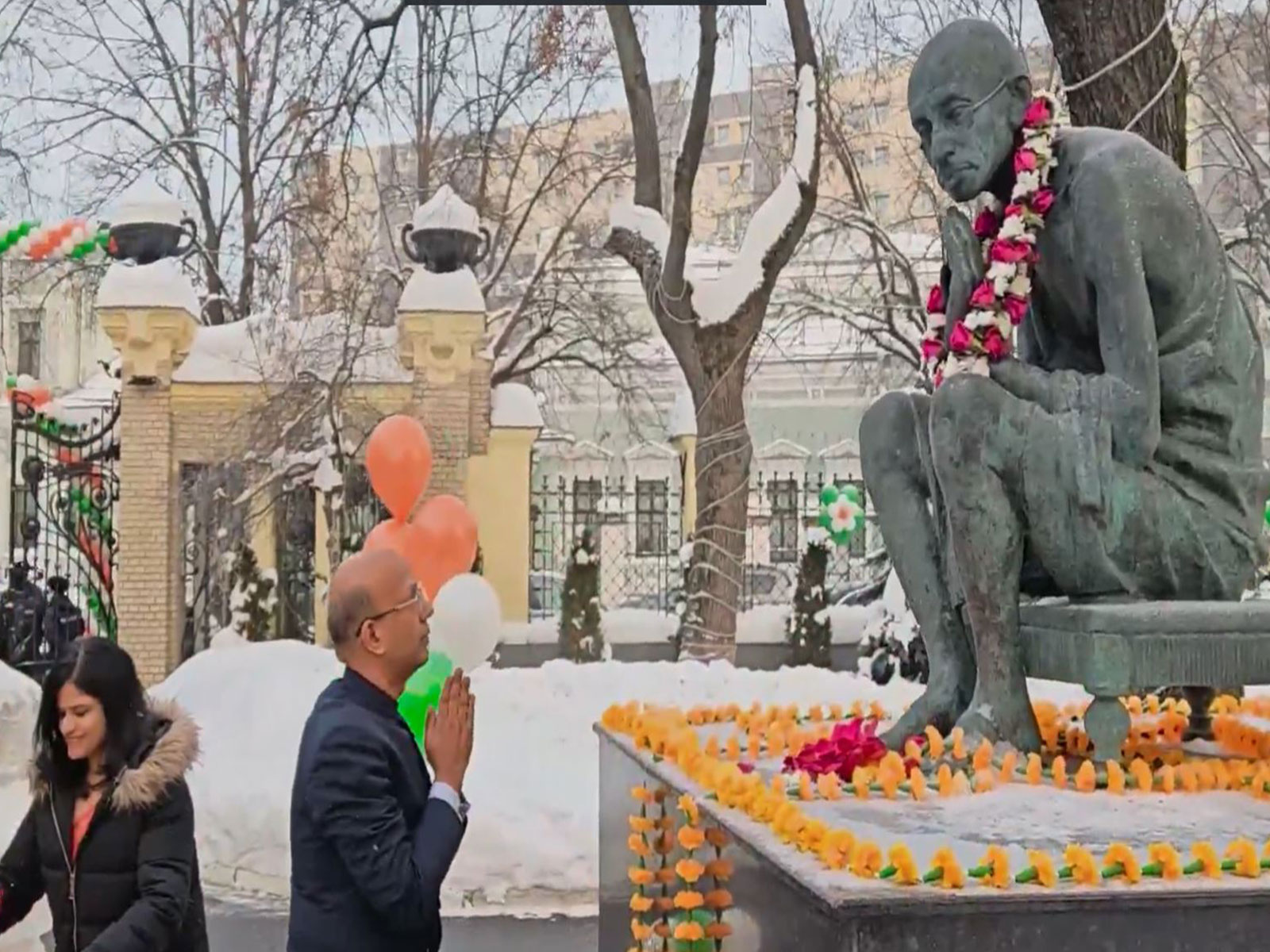 Indian Ambassador Vinay Kumar honouring Mahatma Gandhi's statute (Photo/@IndEmbMoscow)