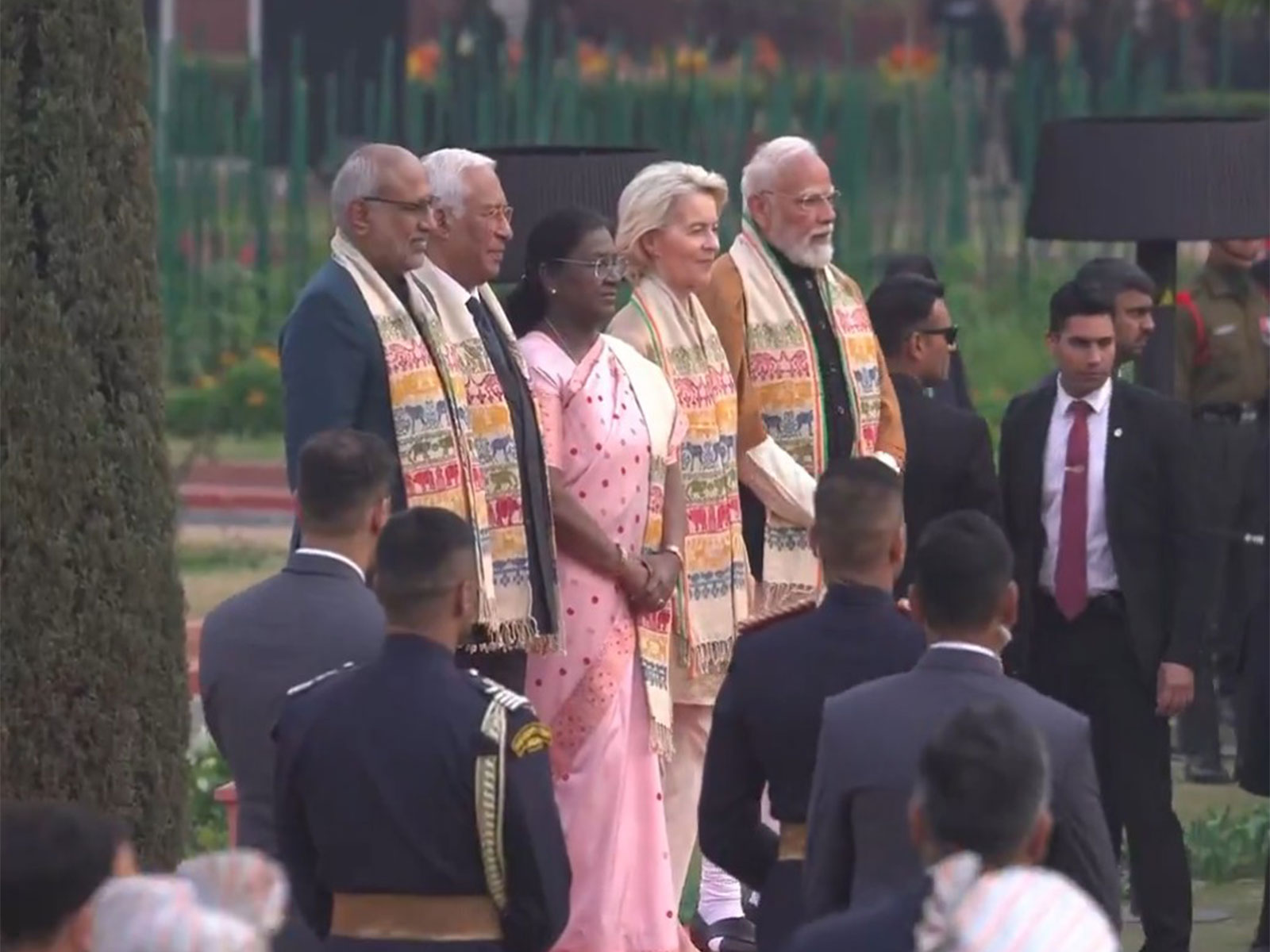 President of the European Commission Ursula von der Lyen, President of the European Council Antonio Costa, Vice President CP Radhakrishnan, President Droupadi Murmu and PM Narendra Modi at the President's House (Photo/Rashtrapati Bhavan)