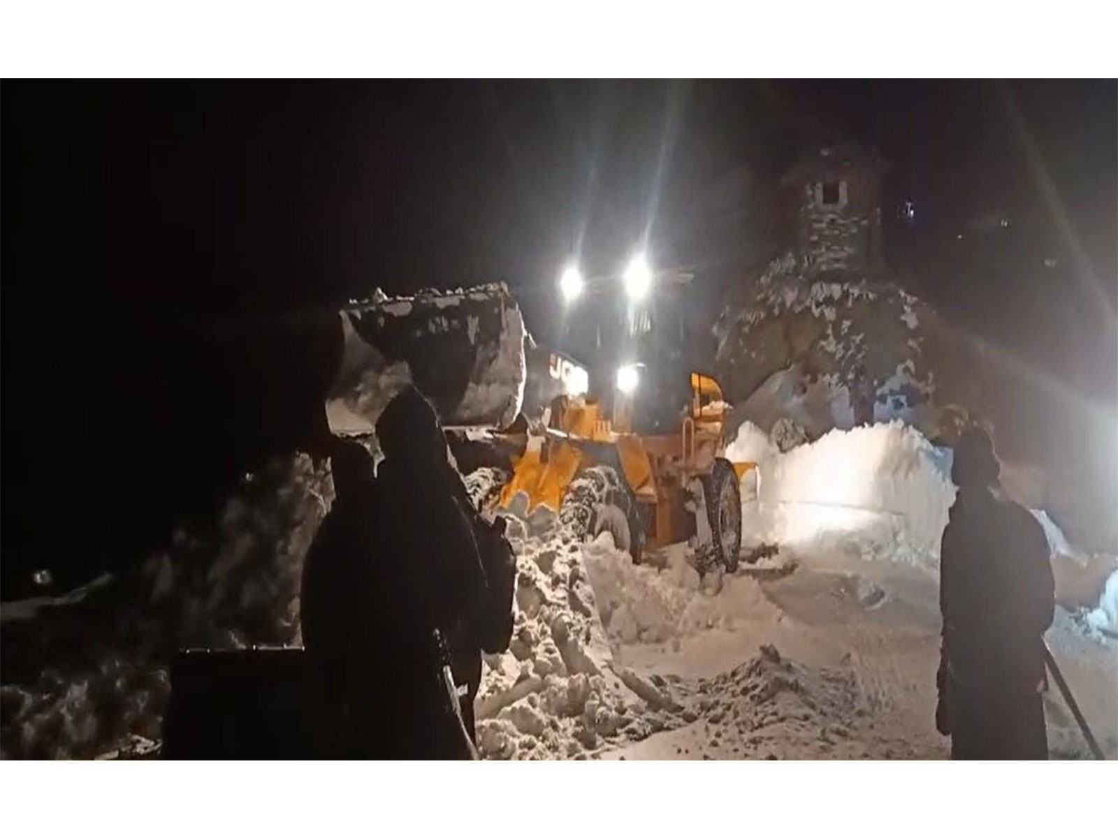 Border Roads Task Force carries out a high-altitude rescue and road restoration operation at Chatergala Pass, JK (Photo/PIB)
