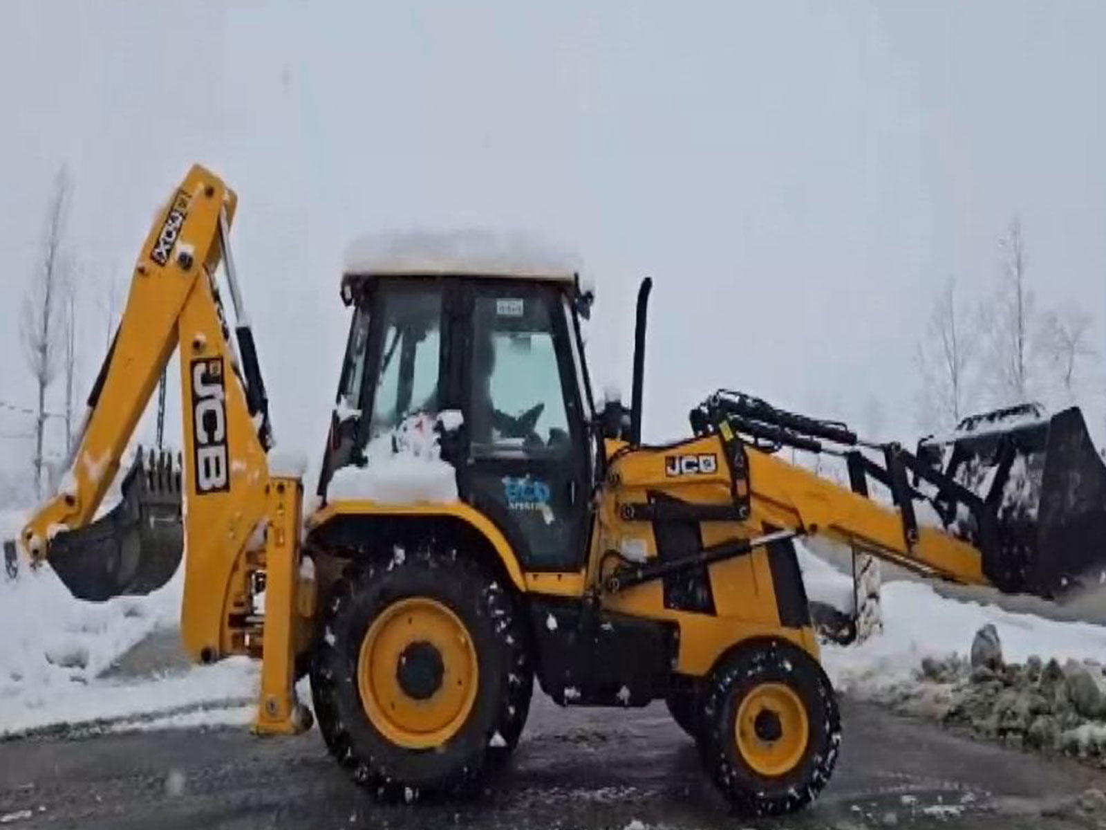 Clearance work underway as heavy snowfall halts traffic at the Jammu-Srinagar highway in the Qazigund area (Photo/ANI)