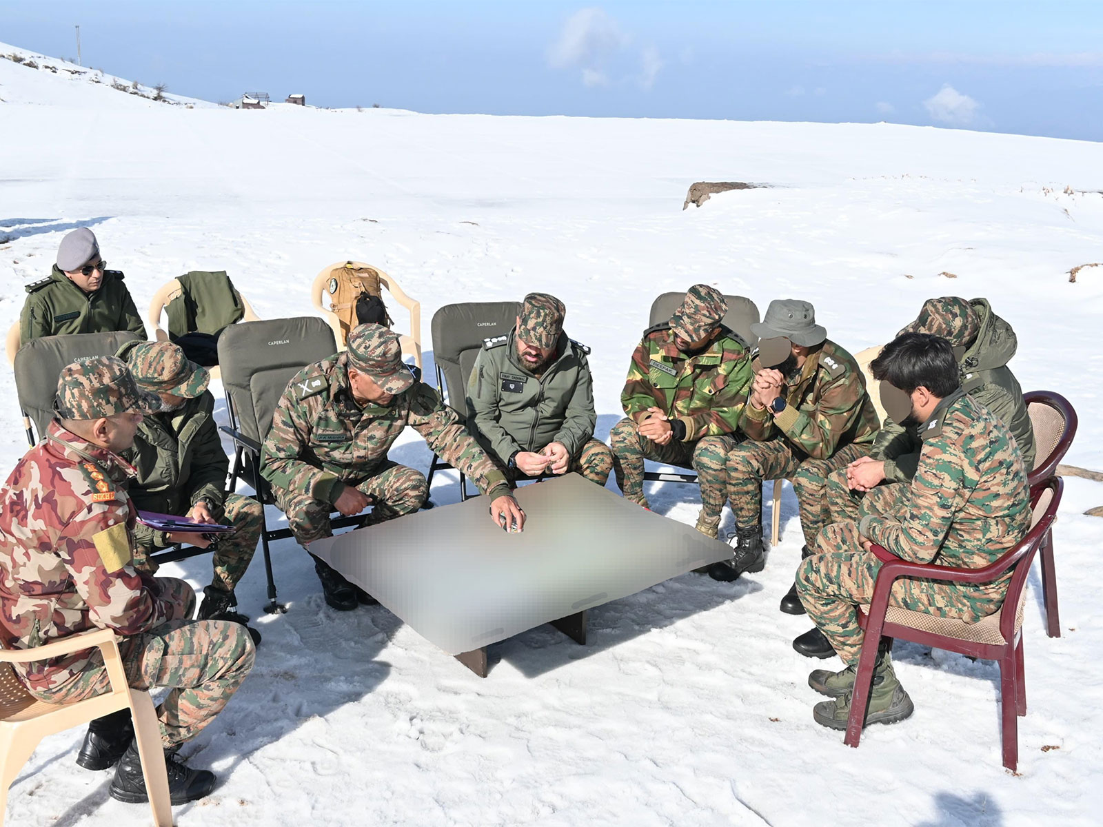 GOC White Knight Corps reviews security situation at Basantgarh in JK (Photo/@Whiteknight_IA)
