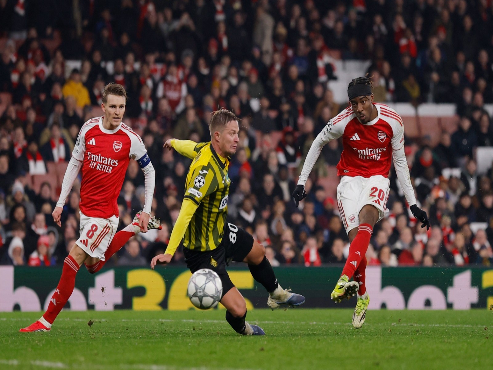 Arsenal's Noni Madueke shoots at goal. (Photo/Reuters)