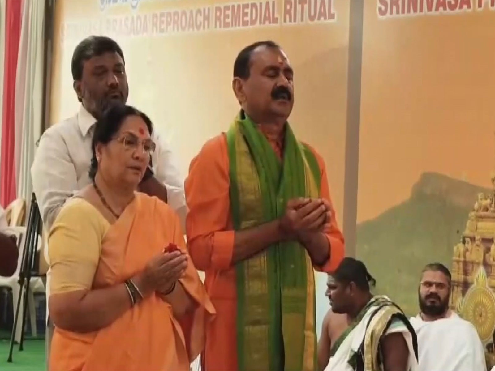 YSRCP Leader Bhumana Karunakar Reddy performs Srinivas Prasada Ninda Parihara Homam (Photo/ANI)
