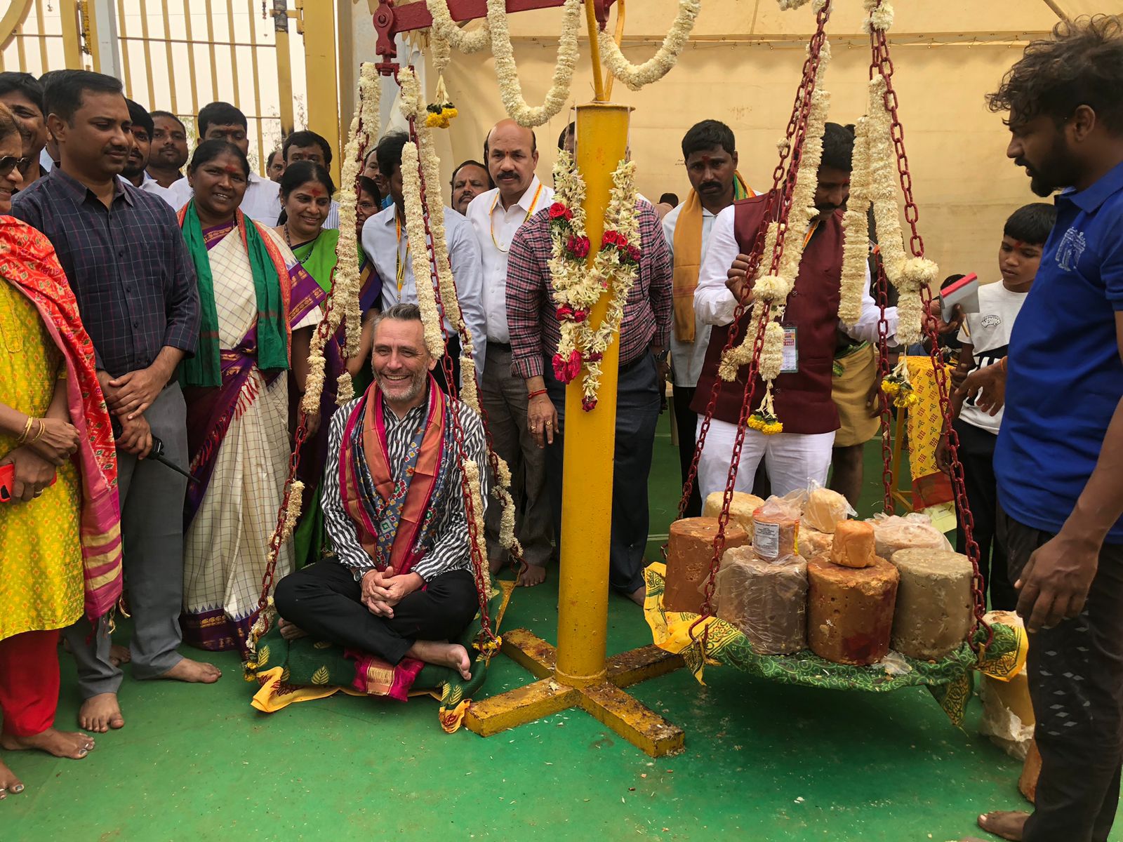 Gareth Wynn Owen, British Deputy High Commissioner, Hyderabad, visited the Sri Sammakka-Saralamma Temple at Medaram and offered prayers. (Photo/ANI)