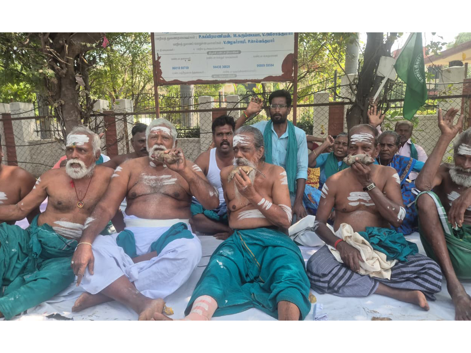Trichy farmers eating rats in protest (Photo/ANI)