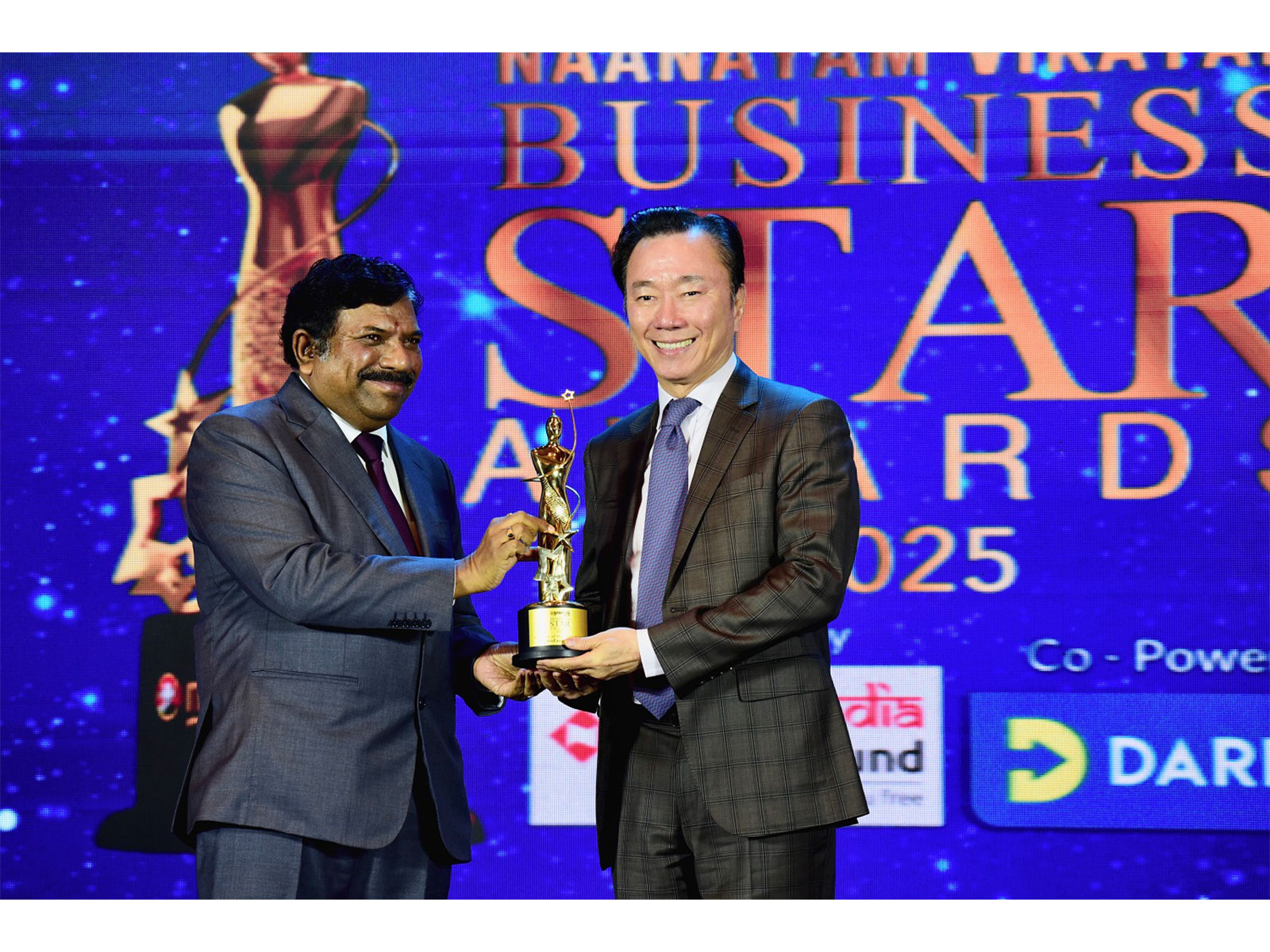 Mr. Pham Sanh Chau, CEO of VinFast Asia (right), received the Nanayam Vikatan Business Star Award from Mr. Murugandam, Chief Secretary to the Government of Tamil Nadu