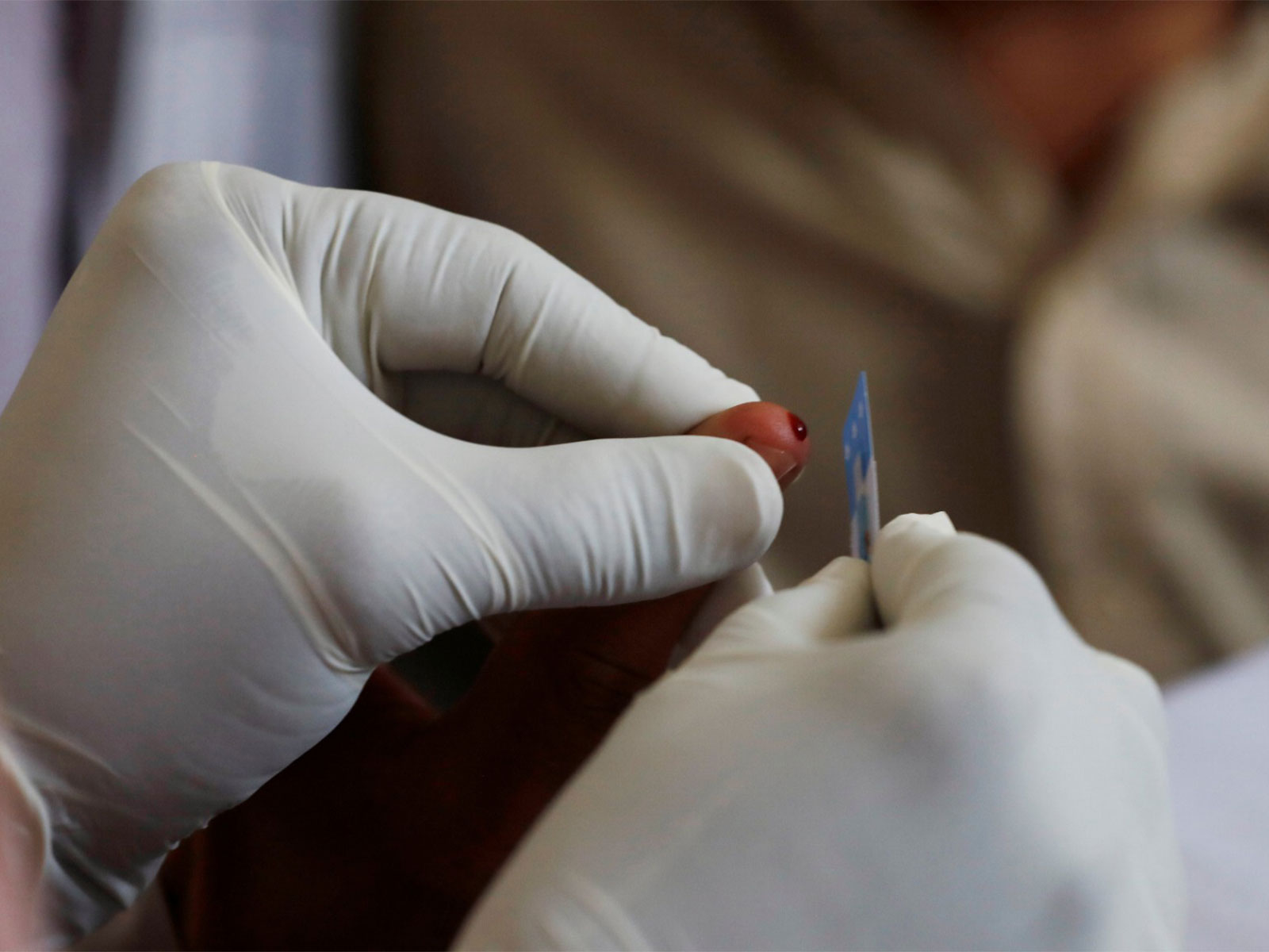 A medical worker draws blood for a HIV test in Pakistan (Photo/Reuters)