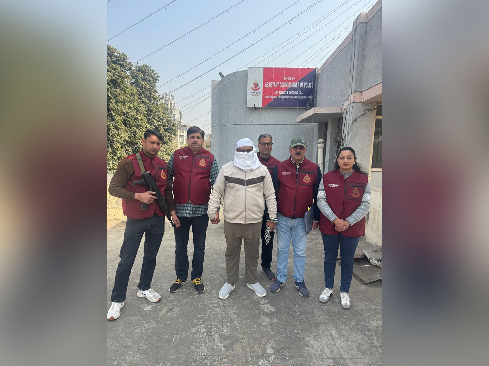 Delhi Police with arrested accused (Photo/ANI)