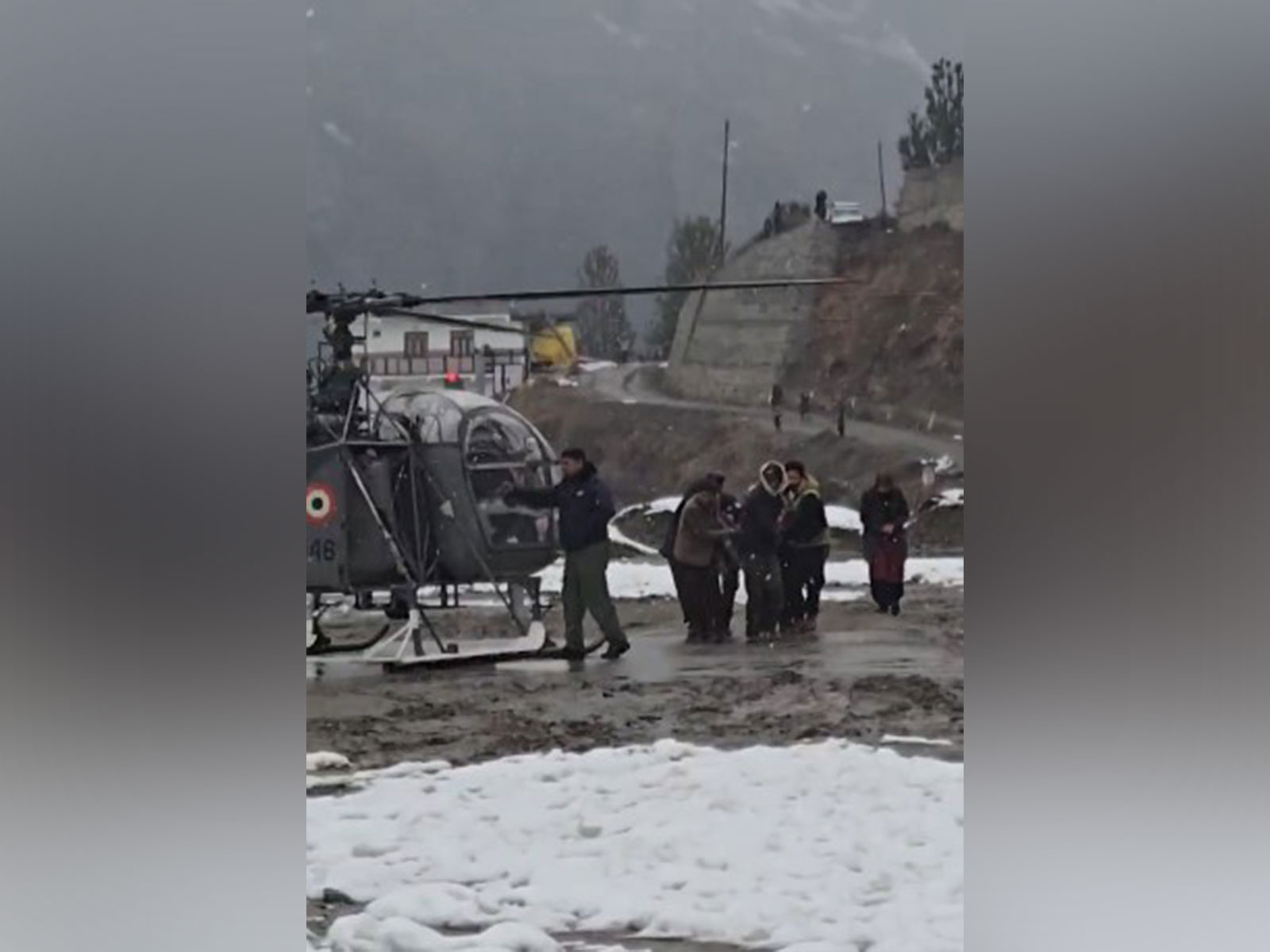 IAF Cheetah helicopter during the medical evacuation mission in Himachal Pradesh (Photo/X@IAF_MCC)