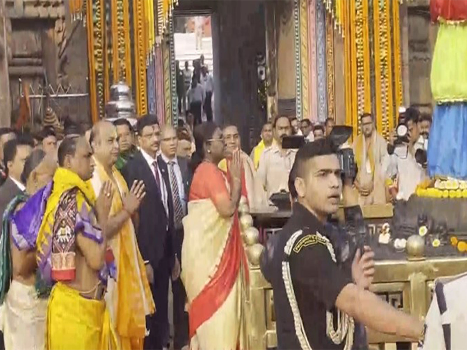 President Droupadi Murmu offers prayers at Jagannath temple (Photo/ANI)