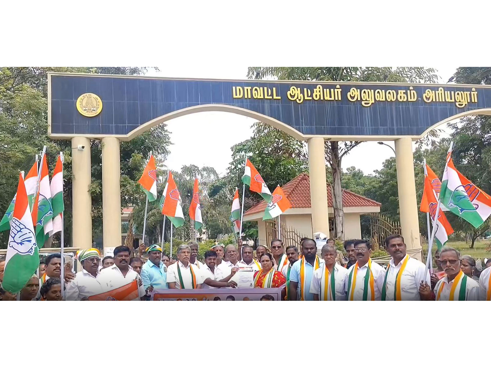 Congress leaders staged a protest against MGNREGA