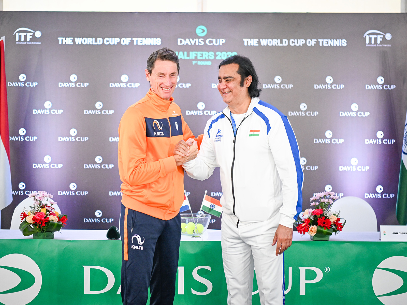 Netherlands' Captain Paul Harhuis with Indian Captain Rohit Rajpal. (Photo/AITA)