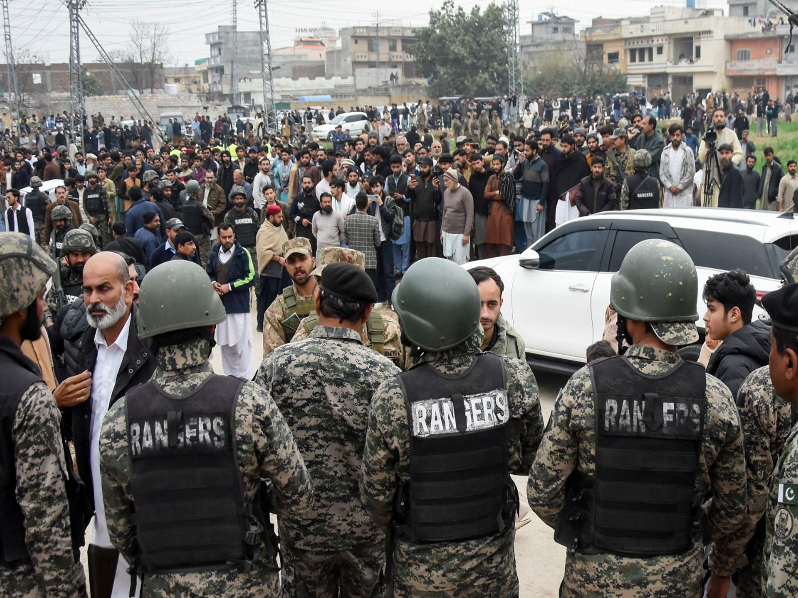 Paramilitary soldiers stand guard the site after a deadly explosion at a Shi'ite Muslim mosque in Islamabad, Pakistan (Photo/Reuters)