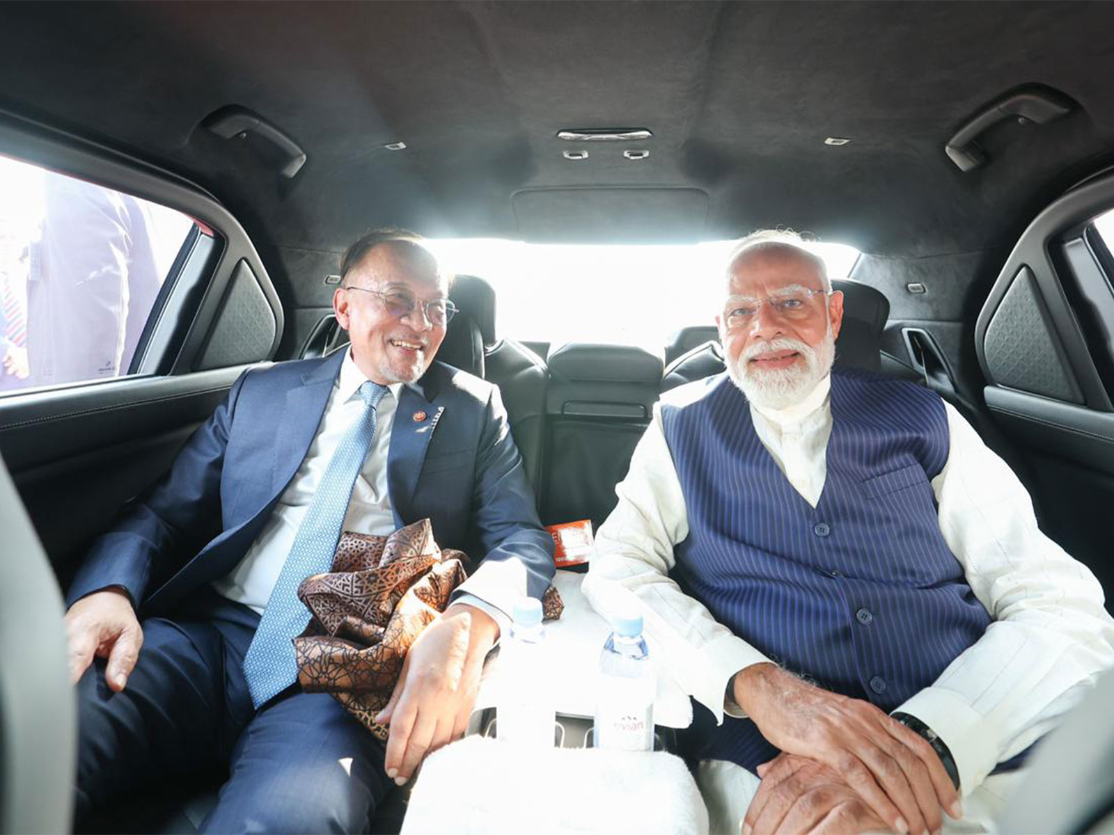 PM Modi shares car ride with Malaysia's PM Anwar (Photo/X@narendramodi)