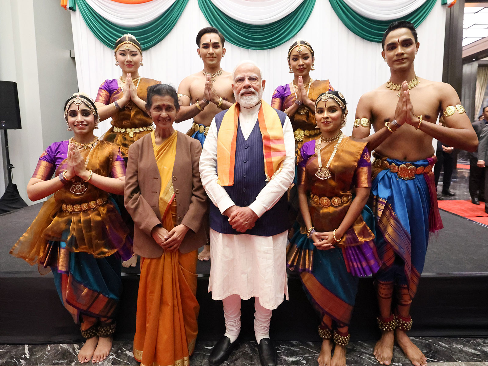 Indian cultural traditions greet PM Modi in Malaysia (Photo/X@narendramodi)