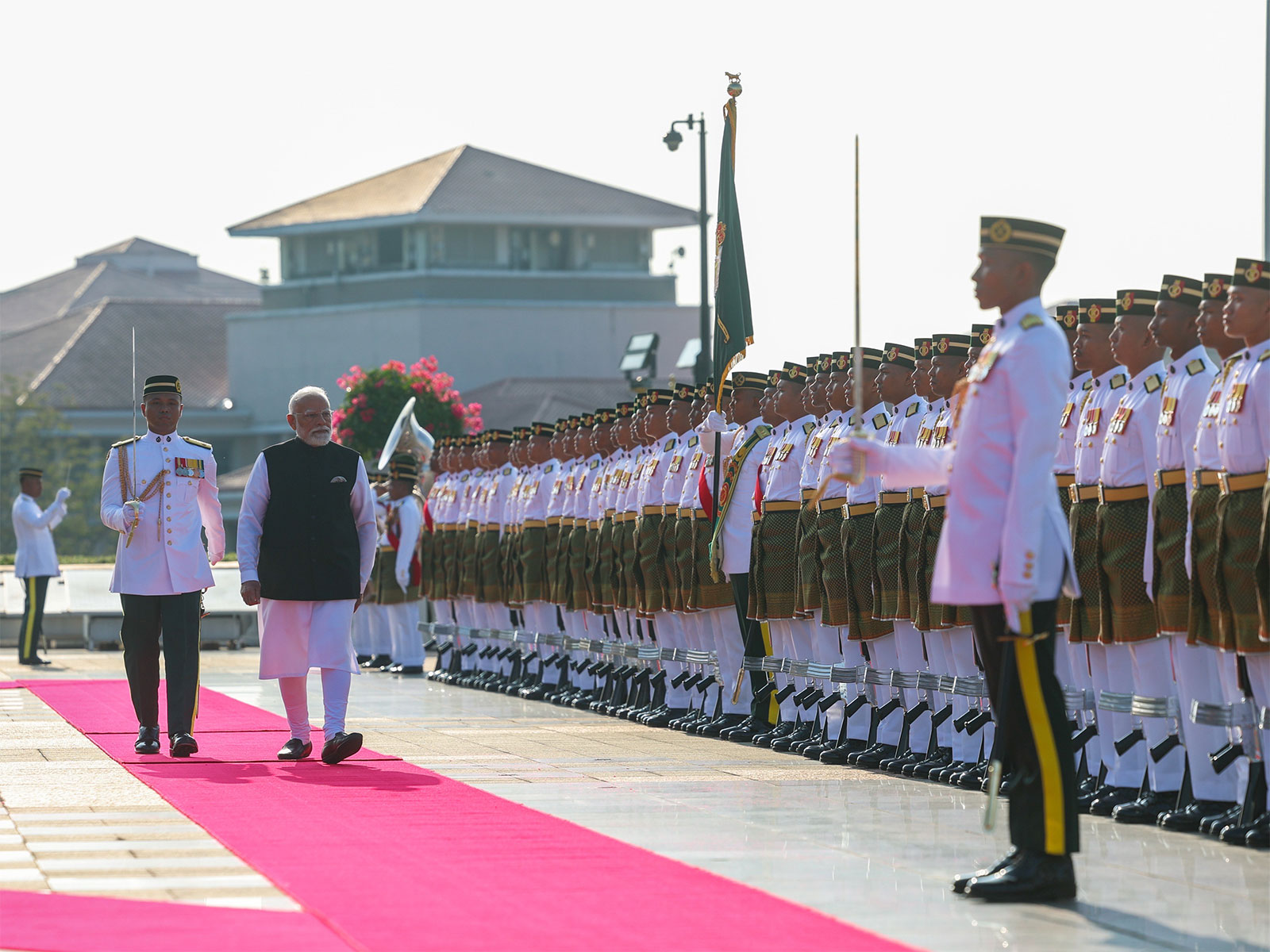 PM Modi accorded Guard of Honour at Perdana Putra Complex, Putrajaya, during his visit to Malaysia. (Photo: X/@narendramodi)