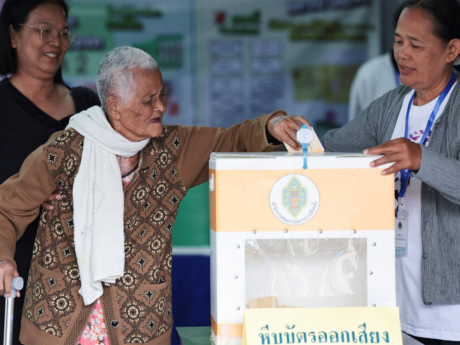 A woman casts a vote on constitutional referendum at a polling station in Thailand on February 8, 2026 (Photo/Reuters)