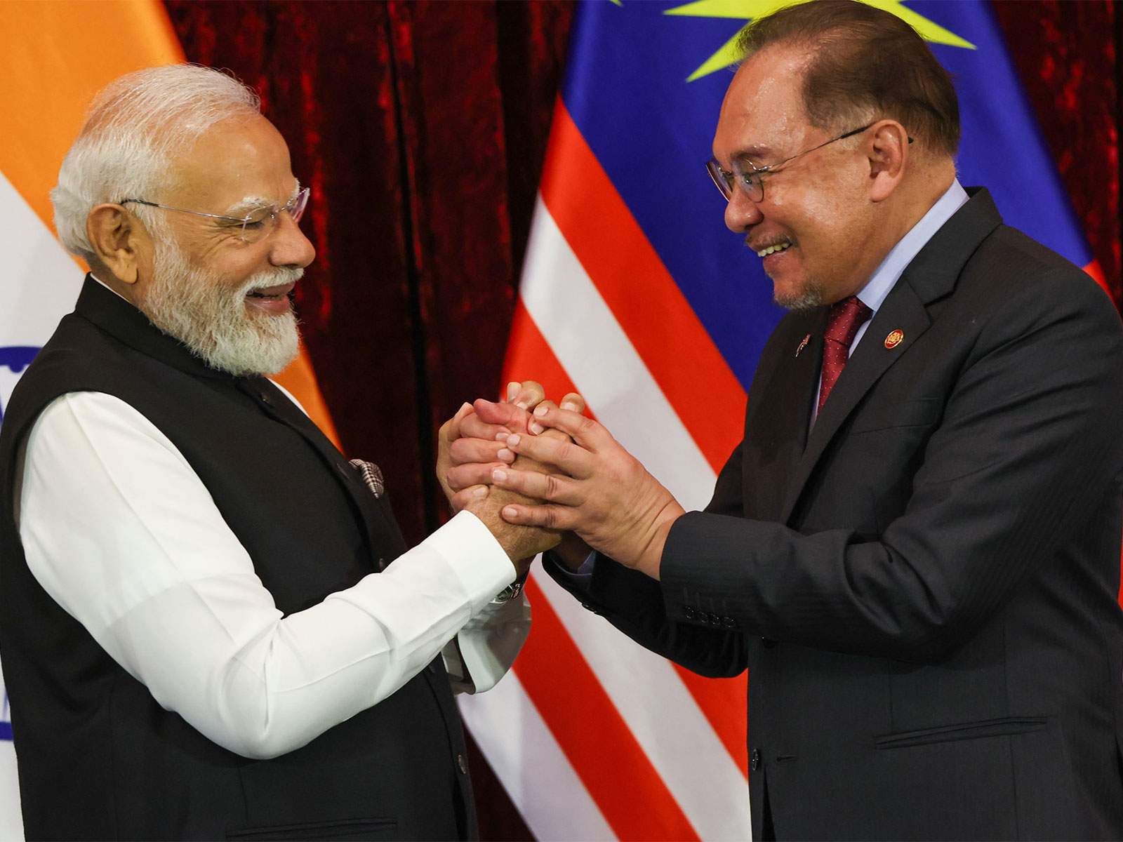 Prime Minister Narendra Modi with his Malaysian counterpart Anwar Ibrahim (Photo/X@narendramodi)