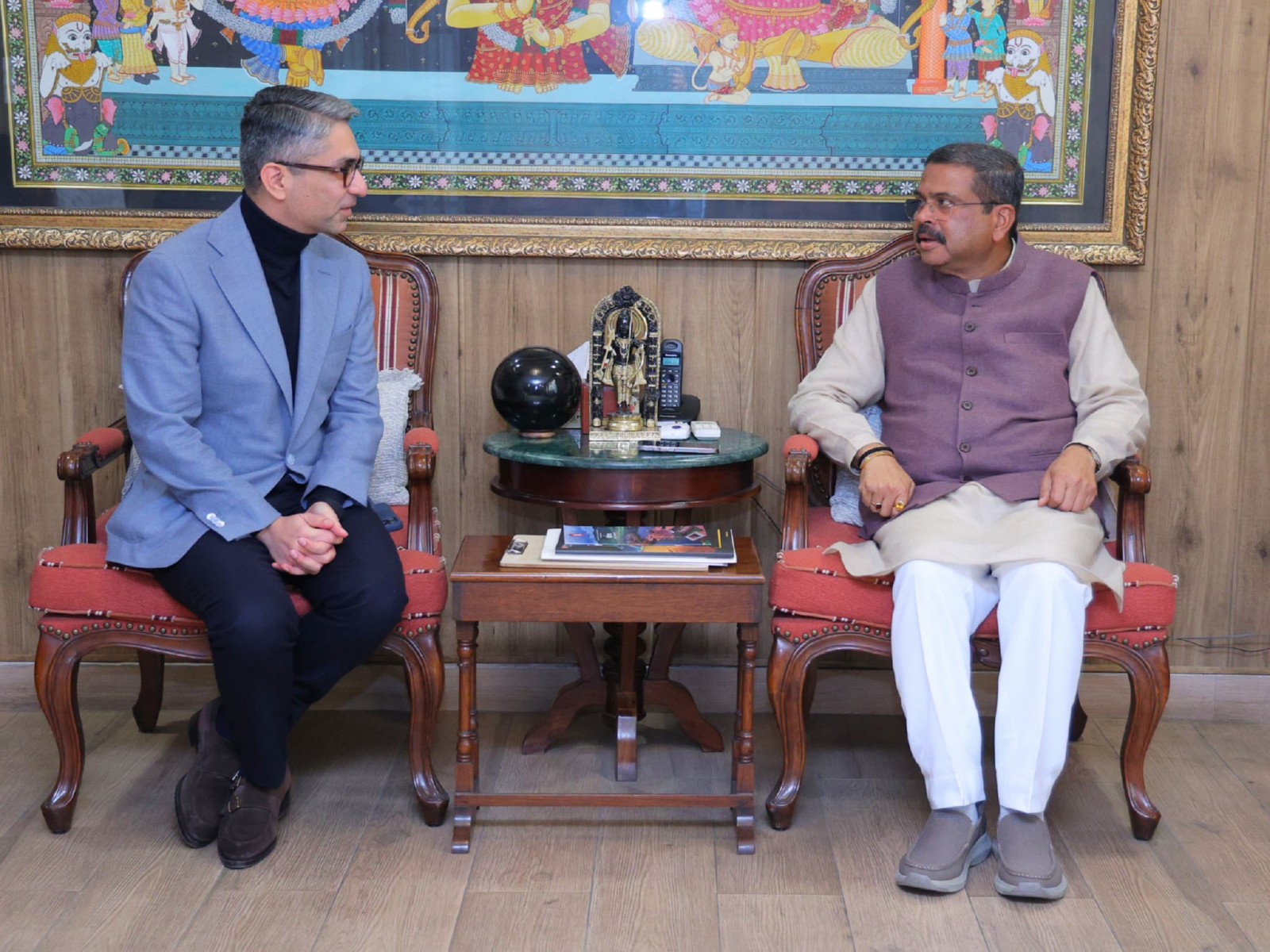 Abhinav Bindra (L) and Dharmendra Pradhan (R) (Photo: @dpradhanbjp)