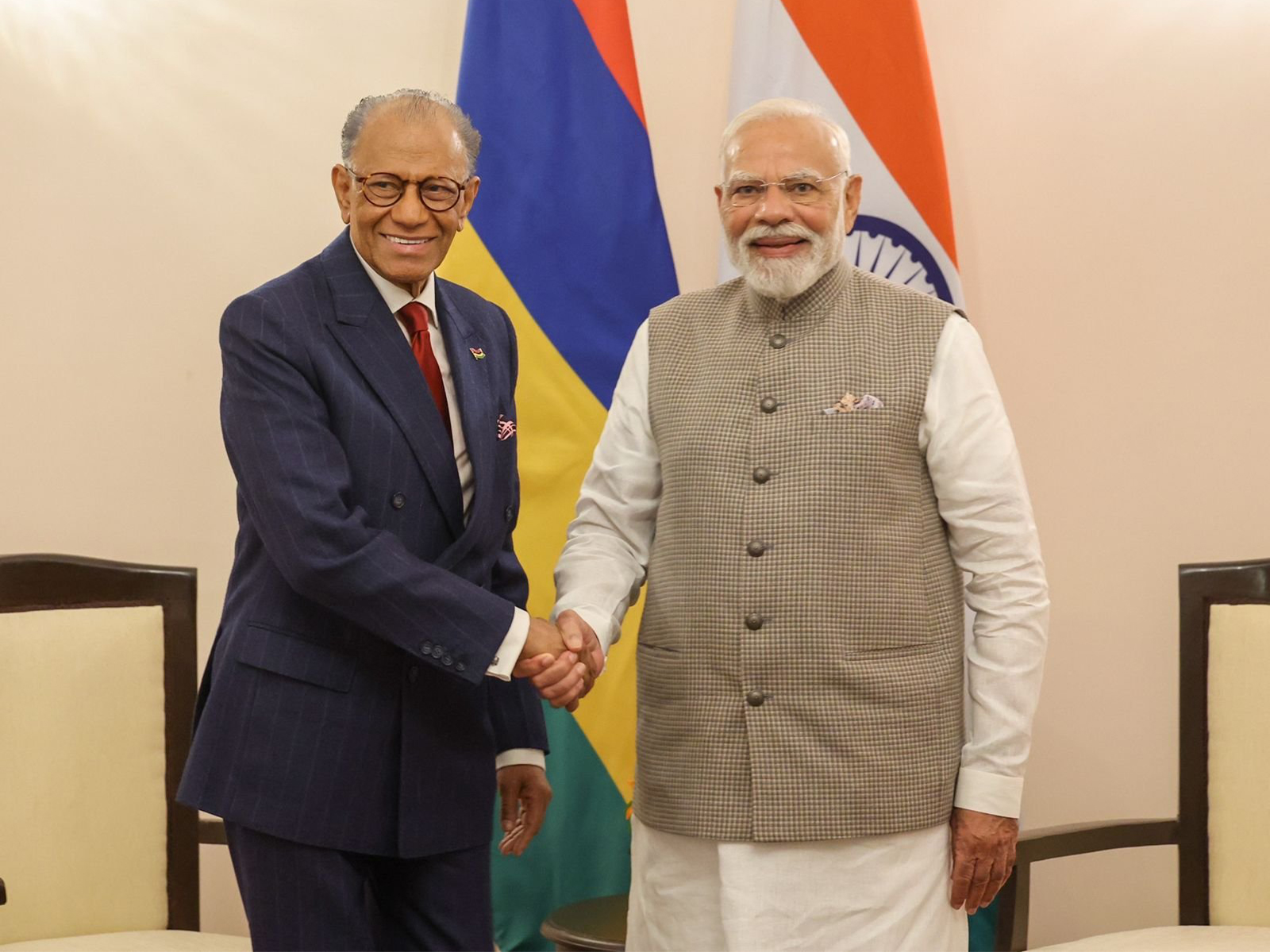 Prime Minister Narendra Modi with Mauritius Prime Minister Navinchandra Ramgoolam (Photo/X@narendramodi)
