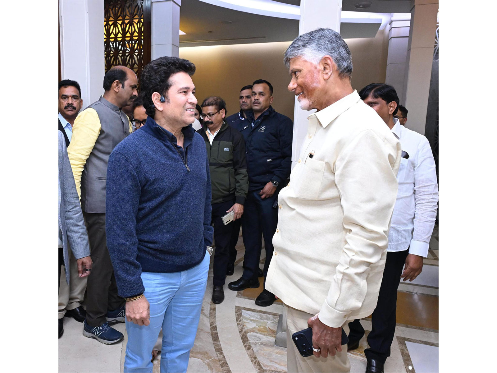 Sachin Tendulkar (L) and Andhra Pradesh CM N Chandrababu Naidu (R) (Photo: X/@ncbn)