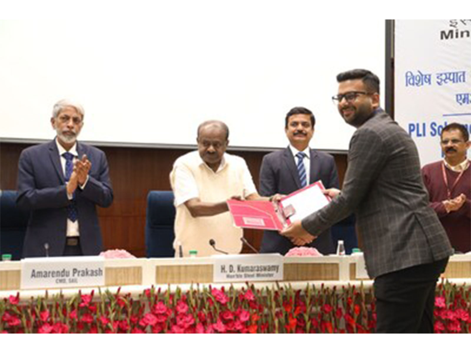 Mr. Nikunj Dhanuka, Director, Lalbaba Engineering Limited with Shri H.D. Kumaraswamy, Honorable Minister of Steel, GOI during the MoU signing Ceremony