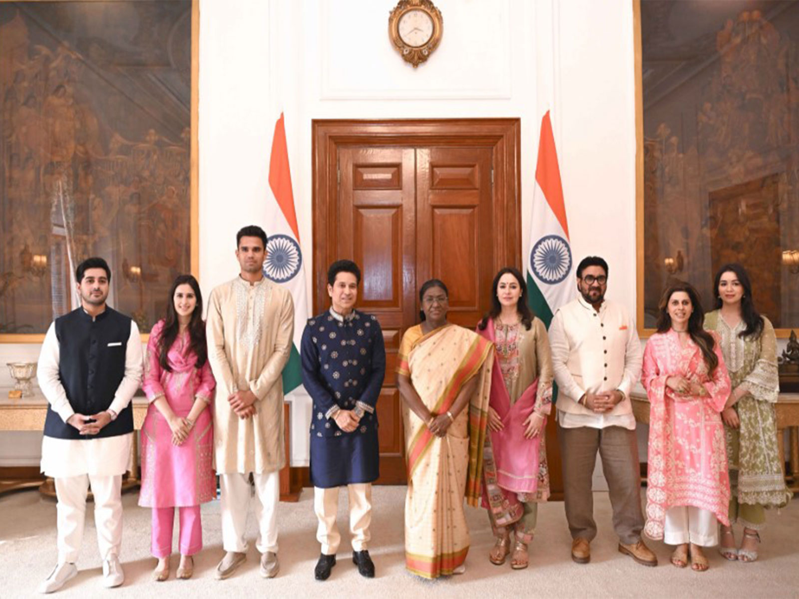 Sachin Tendulkar with his family met President Droupadi Murmu. (Photo/X@sachin_rt)