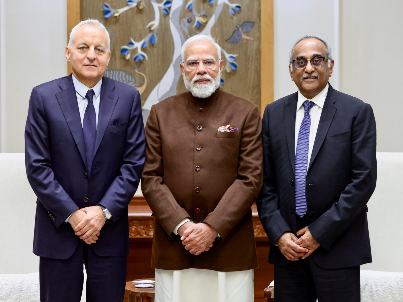  Prime Minister Narendra Modi with Rolls-Royce CEO Tufan Erginbilgic and Executive Vice President for India Sashi Mukundan (Photo/X@RollsRoyceIndia)