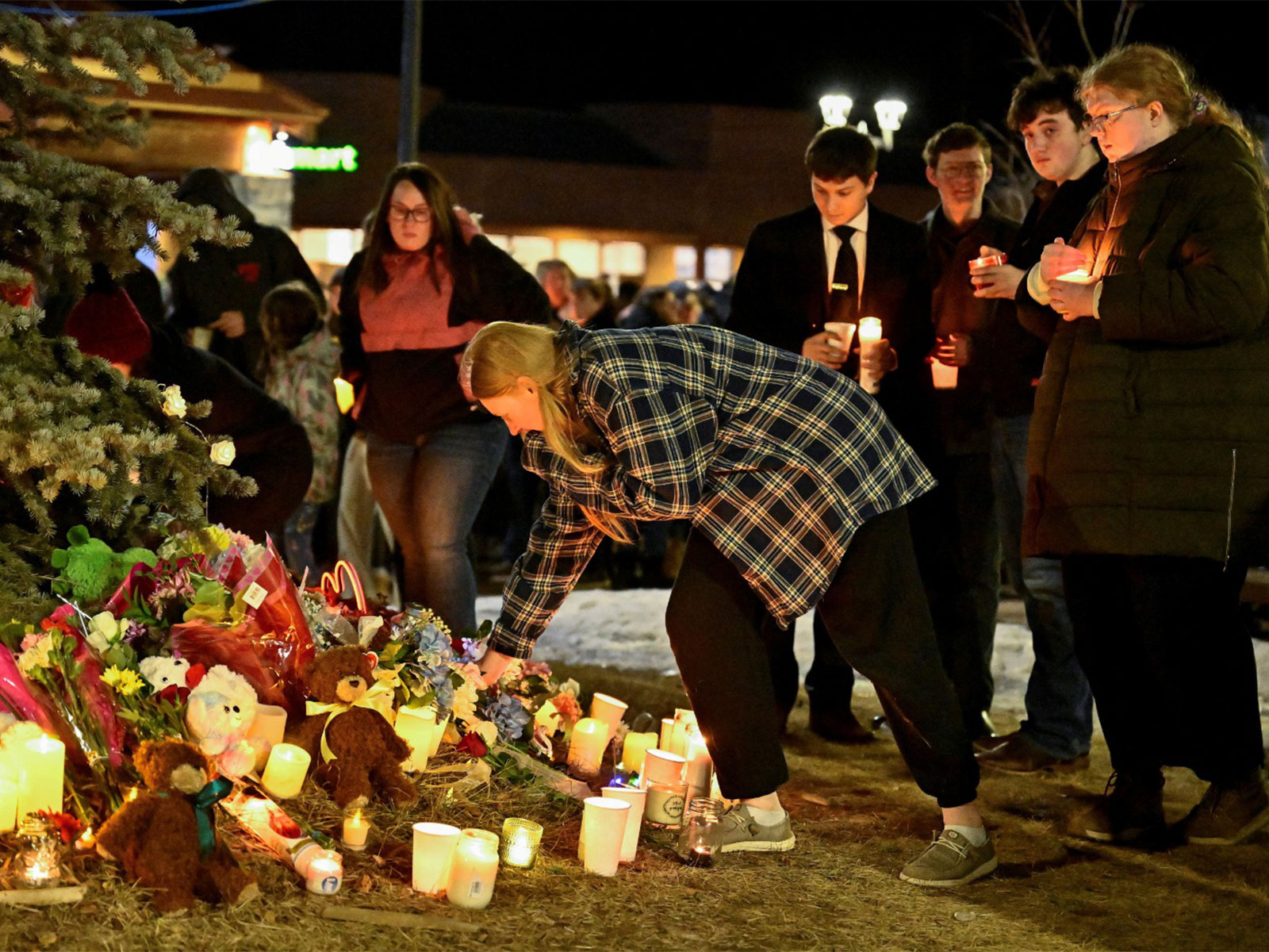 People pay tribute during a vigil, the day after a deadly mass shooting took place, in the town of Tumbler Ridge, British Columbia, Canada(Photo/Reuters)