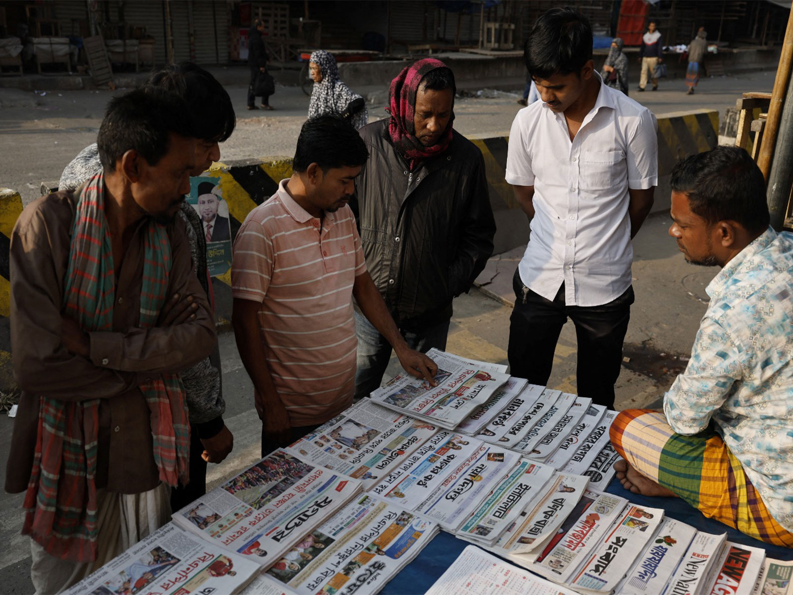 People read newspapers at a store, the morning after the 13th general election in Bangladesh (Photo/Reuters)