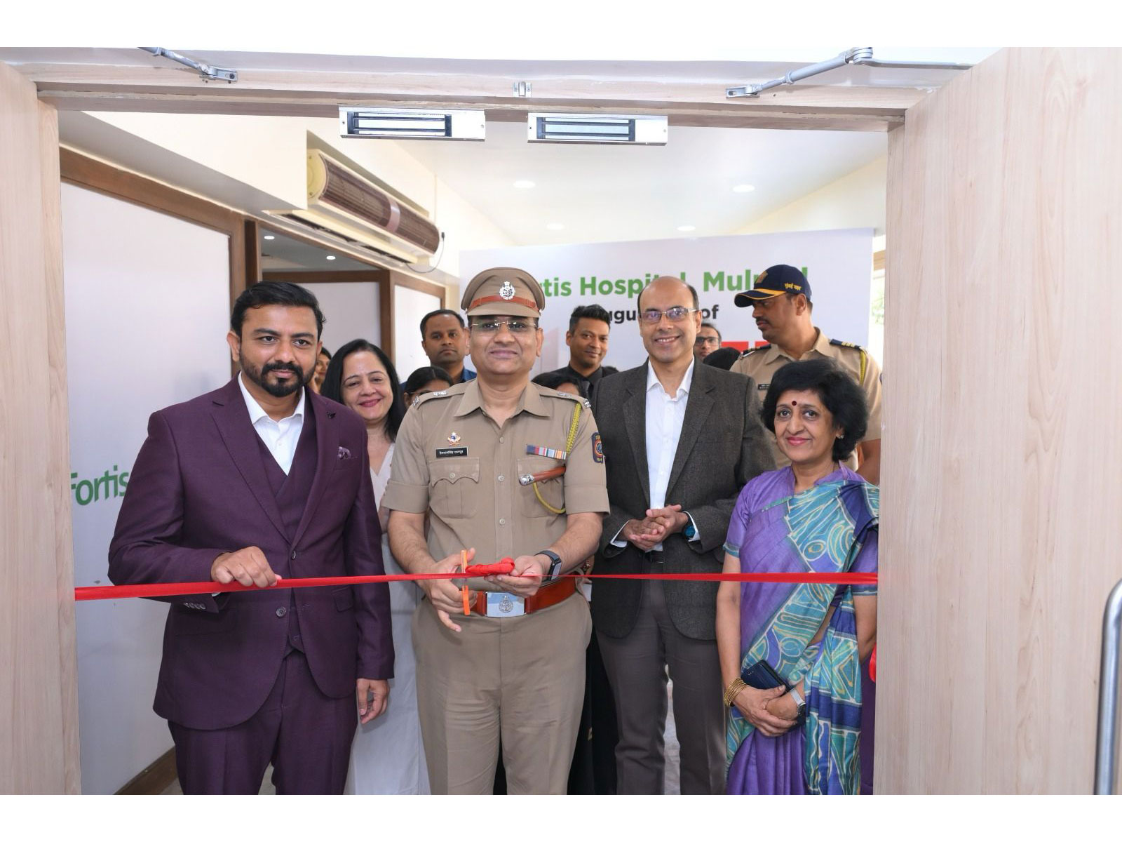 (L-R) Dr Gore; Hon. Hemarajsingh Rajput, Dy. Comm. of Police (Zone 7) Mumbai, Dr Beri & Dr S. Narayani at inauguration of the New Age ER Dept. at Fortis Hospital Mulund, Mumbai