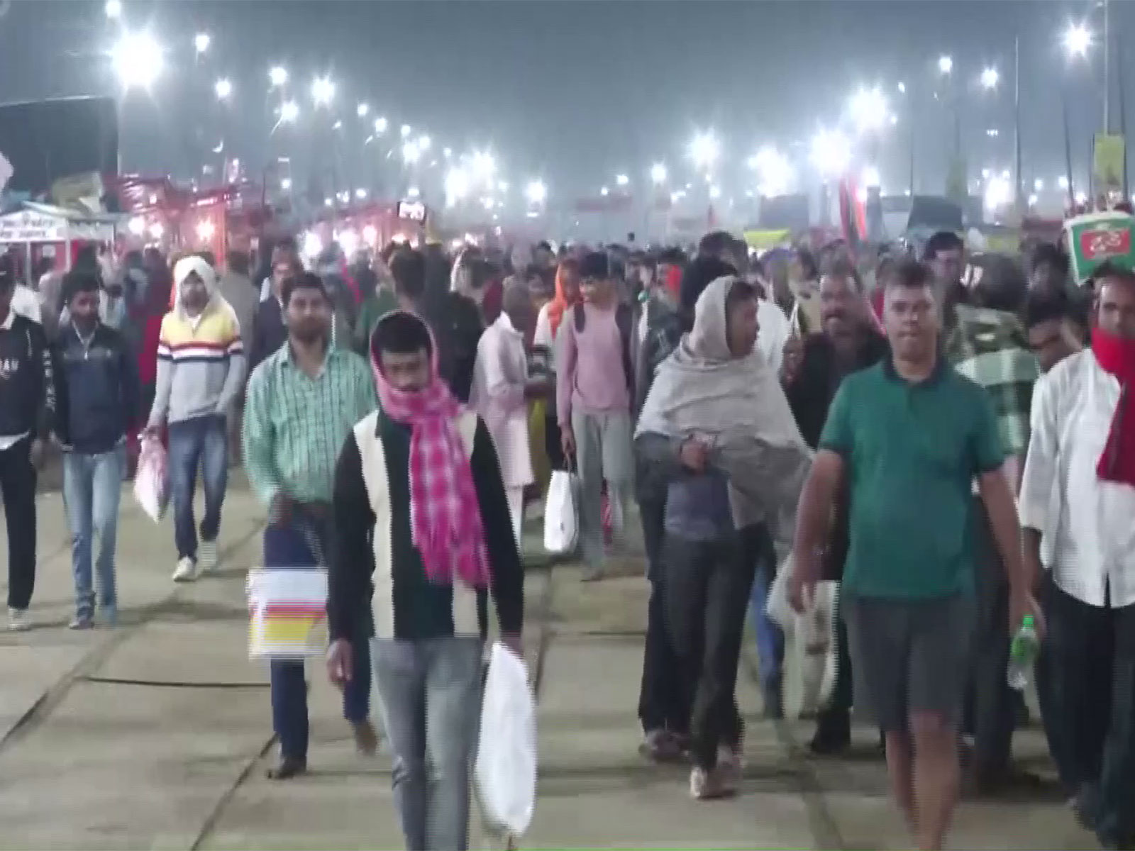 Devotees arrive in Prayagraj on last 'snan parv' of Magh Mela (Photo/ANI)
