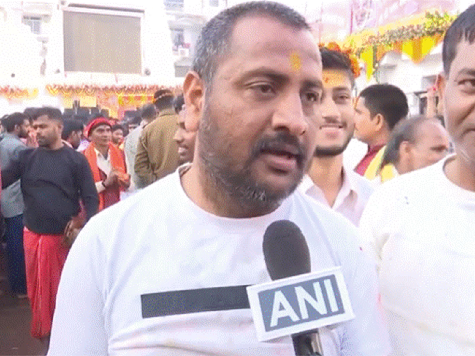 Devotee Randheer Singh at Shree Baba Baidyanath Jyotirlinga Mandir in Deoghar (Photo/ ANI)