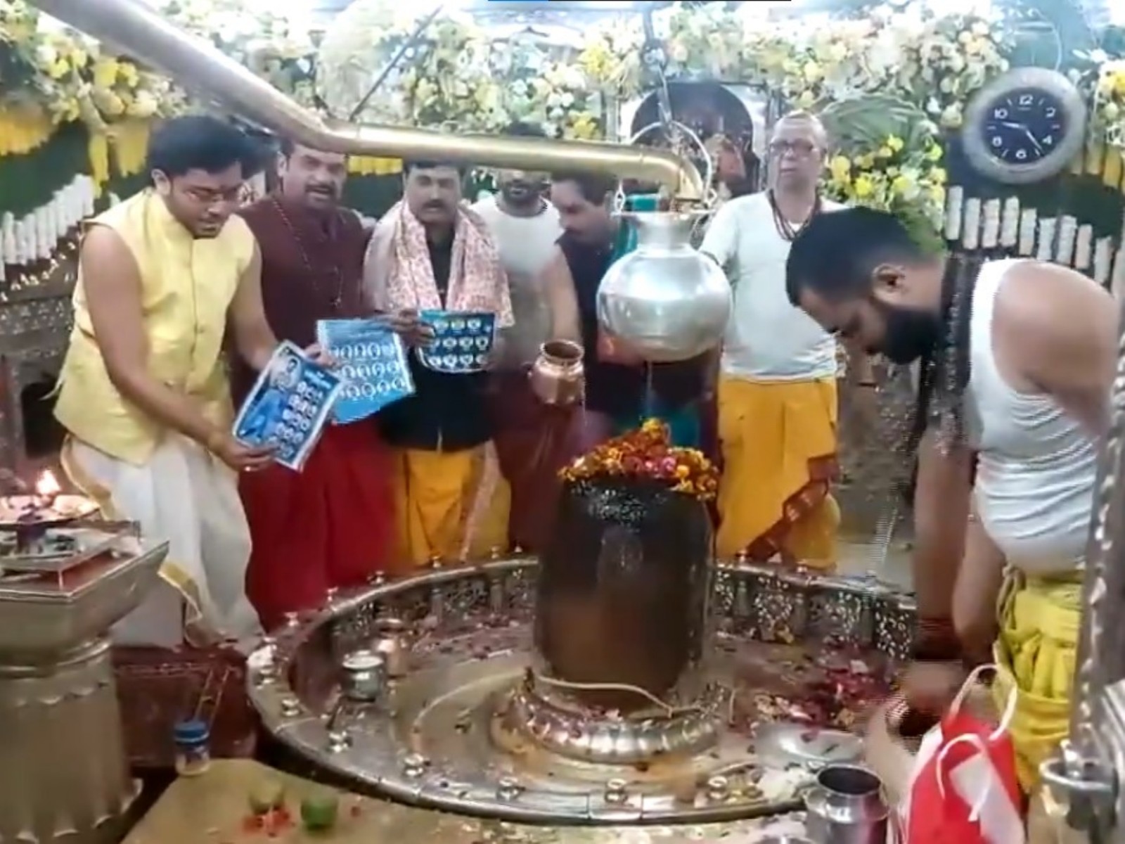 Fans pray for India's victory against Pakistan in Ujjain's Mahakaleshwar temple (Photo/ANI)
