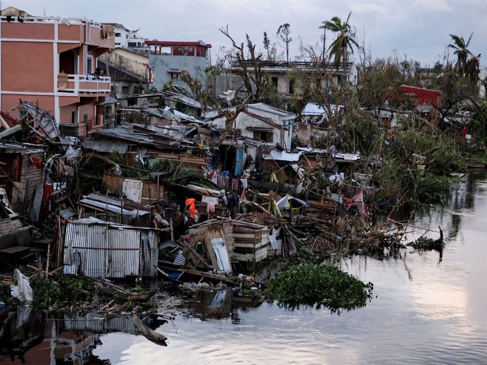 At least four people were killed after Cyclone Gezani struck Mozambique's southern coastal province of Inhambane (Photo/WAM)