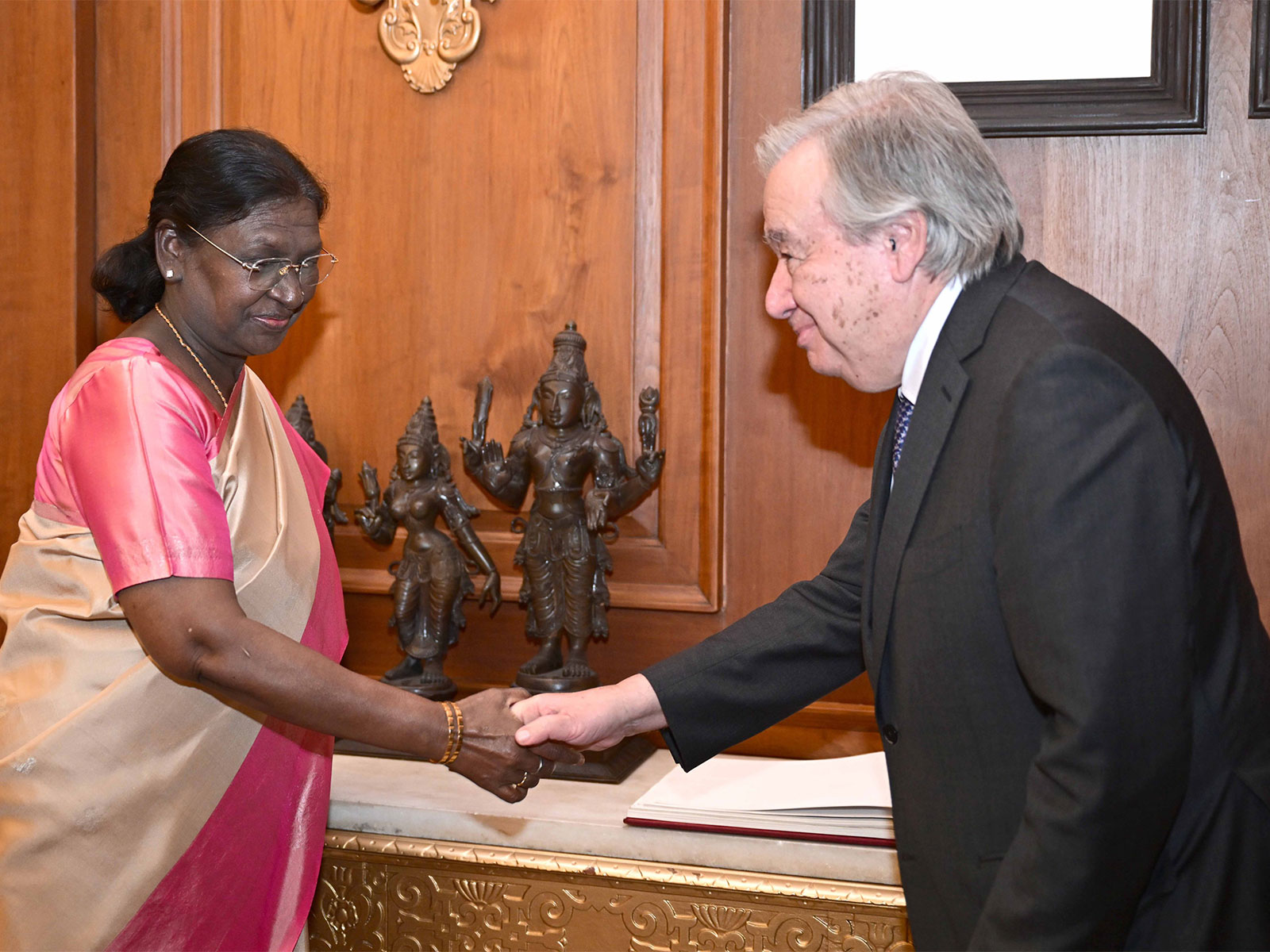 President Droupadi Murmu with Antonio Guterres, Secretary General of the United Nations (Photo/X@rashtrapatibhvn)